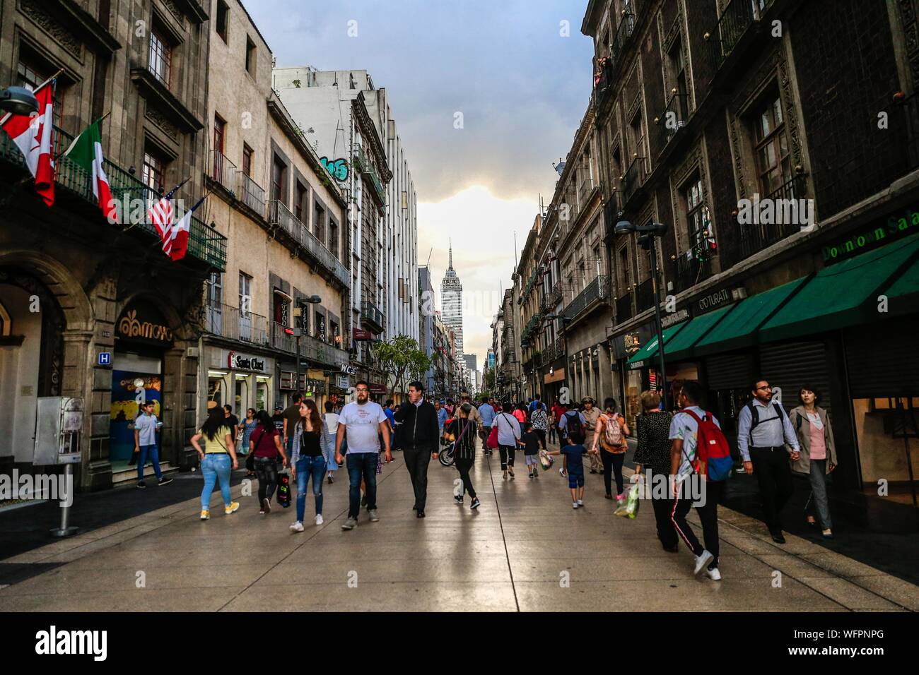 Torre Latinoamericana, Wolkenkratzer in Mexiko Stadt, an der Ecke von Francisco I. Madero Street und die zentrale Achse Lázaro Cárdenas entfernt. Zocalo oder das historische Zentrum. Gesehen gegen Licht und den Sonnenuntergang. Emblematisches Gebäude, elektronisches Lineal, Höhe, Oben, Gebäude, Lateinamerika, Lateinamerika, Architektur. Büros, Aussichtspunkt, Museen und Touristenattraktionen, Latin American Tower © (© Foto: LuisGutierrez/NortePhoto.com) Torre Latinoamericana, Rascacielos de Ciudad de México, ubicado en La Esquina de la calle Francisco I. Madero y el Eje central Lázaro Cárdenas. Zocalo o Centro Histirico. vist Stockfoto