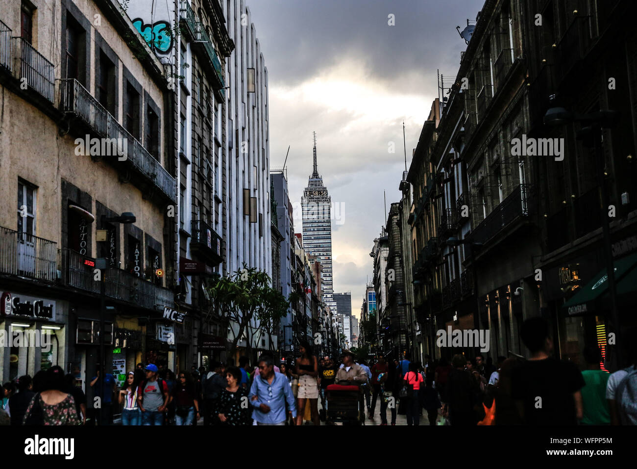 Torre Latinoamericana, Wolkenkratzer in Mexiko Stadt, an der Ecke von Francisco I. Madero Street und die zentrale Achse Lázaro Cárdenas entfernt. Zocalo oder das historische Zentrum. Gesehen gegen Licht und den Sonnenuntergang. Emblematisches Gebäude, elektronisches Lineal, Höhe, Oben, Gebäude, Lateinamerika, Lateinamerika, Architektur. Büros, Aussichtspunkt, Museen und Touristenattraktionen, Latin American Tower © (© Foto: LuisGutierrez/NortePhoto.com) Torre Latinoamericana, Rascacielos de Ciudad de México, ubicado en La Esquina de la calle Francisco I. Madero y el Eje central Lázaro Cárdenas. Zocalo o Centro Histirico. vist Stockfoto