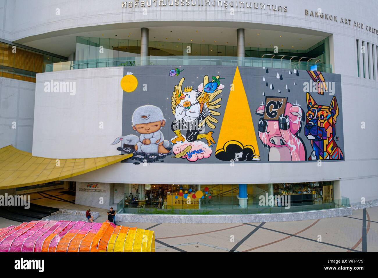 Thailand, Bangkok, Siam Square, Bangkok Kunst und Kultur Zentrum, frescoe durch 5 Street Art thailändische Künstler zu Ehren des verstorbenen König Stockfoto