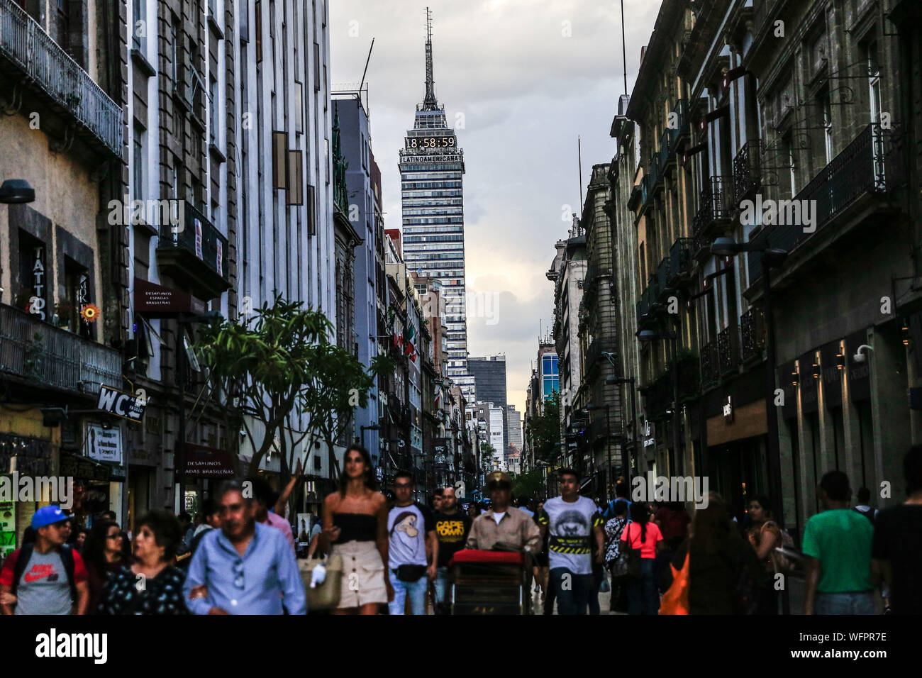 Torre Latinoamericana, Wolkenkratzer in Mexiko Stadt, an der Ecke von Francisco I. Madero Street und die zentrale Achse Lázaro Cárdenas entfernt. Zocalo oder das historische Zentrum. Gesehen gegen Licht und den Sonnenuntergang. Emblematisches Gebäude, elektronisches Lineal, Höhe, Oben, Gebäude, Lateinamerika, Lateinamerika, Architektur. Büros, Aussichtspunkt, Museen und Touristenattraktionen, Latin American Tower © (© Foto: LuisGutierrez/NortePhoto.com) Torre Latinoamericana, Rascacielos de Ciudad de México, ubicado en La Esquina de la calle Francisco I. Madero y el Eje central Lázaro Cárdenas. Zocalo o Centro Histirico. vist Stockfoto