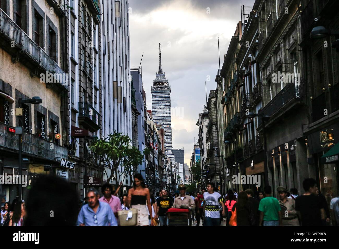 Torre Latinoamericana, Wolkenkratzer in Mexiko Stadt, an der Ecke von Francisco I. Madero Street und die zentrale Achse Lázaro Cárdenas entfernt. Zocalo oder das historische Zentrum. Gesehen gegen Licht und den Sonnenuntergang. Emblematisches Gebäude, elektronisches Lineal, Höhe, Oben, Gebäude, Lateinamerika, Lateinamerika, Architektur. Büros, Aussichtspunkt, Museen und Touristenattraktionen, Latin American Tower © (© Foto: LuisGutierrez/NortePhoto.com) Torre Latinoamericana, Rascacielos de Ciudad de México, ubicado en La Esquina de la calle Francisco I. Madero y el Eje central Lázaro Cárdenas. Zocalo o Centro Histirico. vist Stockfoto