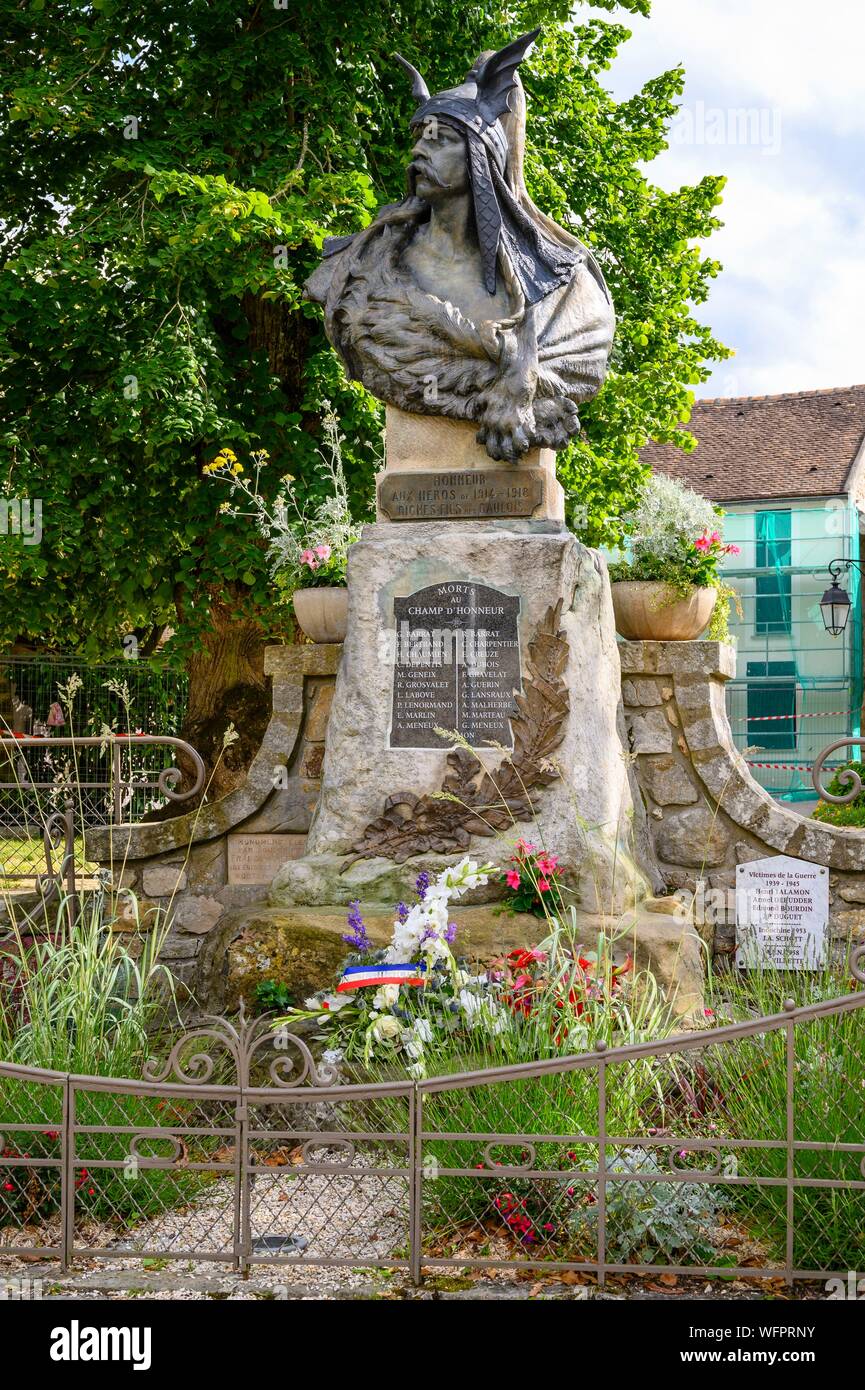Frankreich, Seine-et-Marne, Barbizon, regionalen Naturpark von Gâtinais, Le Gaulois Statue von Ernest Revillon oben Kriegerdenkmal Stockfoto