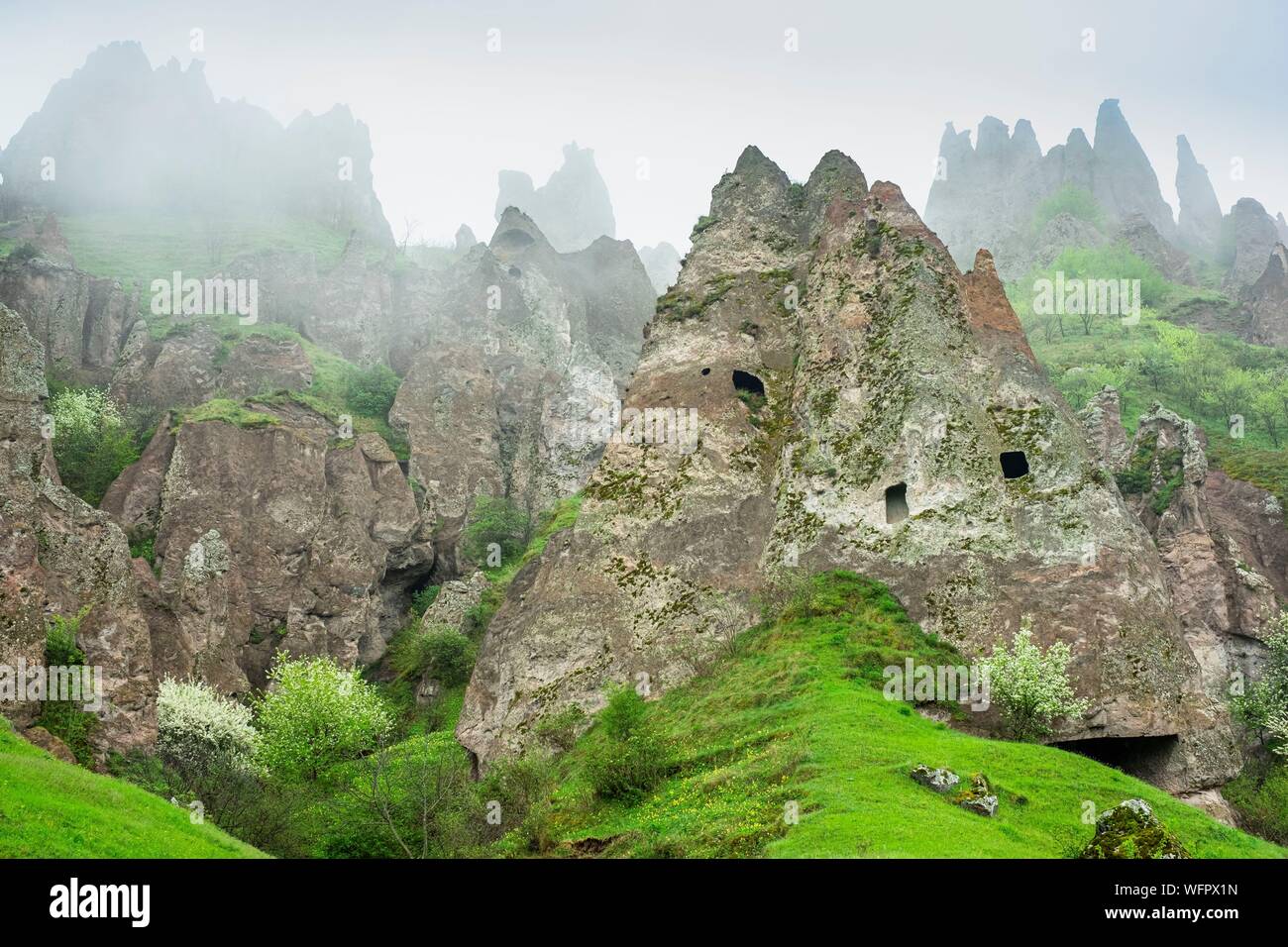 Armenien, Ararat region Goris, Alte Goris berühmt für seine alten Höhlenwohnungen Wohnungen in Feenkamine Stockfoto