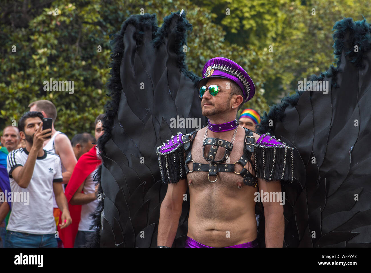 Mann mit schwarzen Flügeln in Madrid Stolz Stockfoto