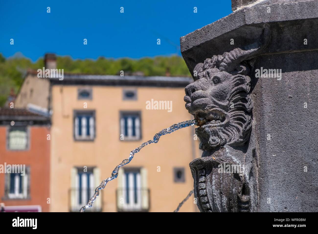 Frankreich, Puy de Dome, Volvic, Brunnen der Square Church Parc Naturel Regional des Volcans d'Auvergne (natürlichen Regionalen Naturpark Volcans d'Auvergne), Bereich als Weltkulturerbe der UNESCO Stockfoto