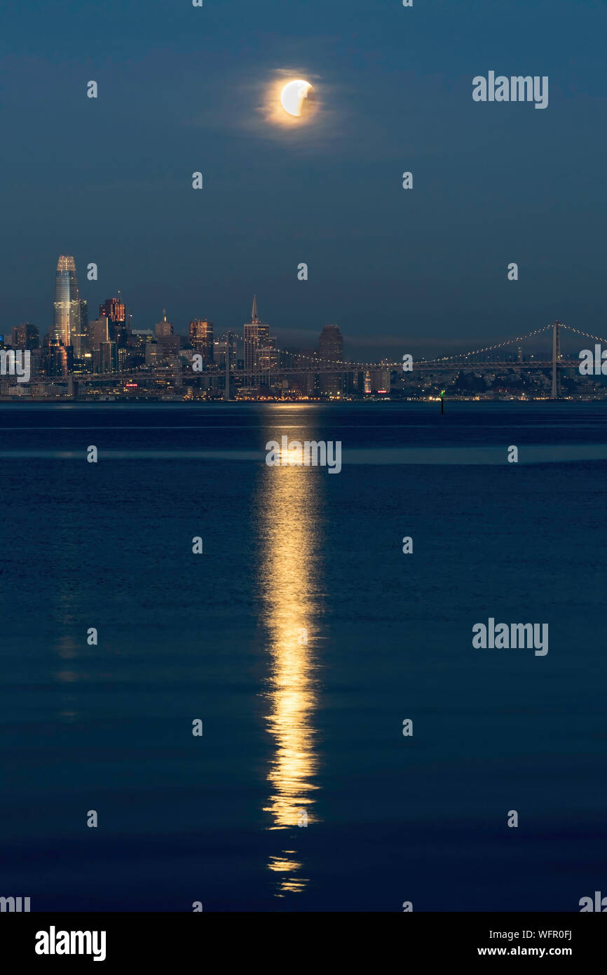 Mondfinsternis über der Bucht von San Francisco, Kalifornien, USA Stockfoto