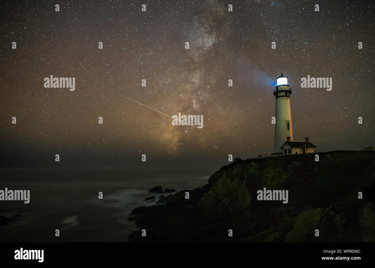 Milchstraße mit Astroiden im Pigeon Point Light House, San Mateo Coast, Kalifornien, USA Stockfoto