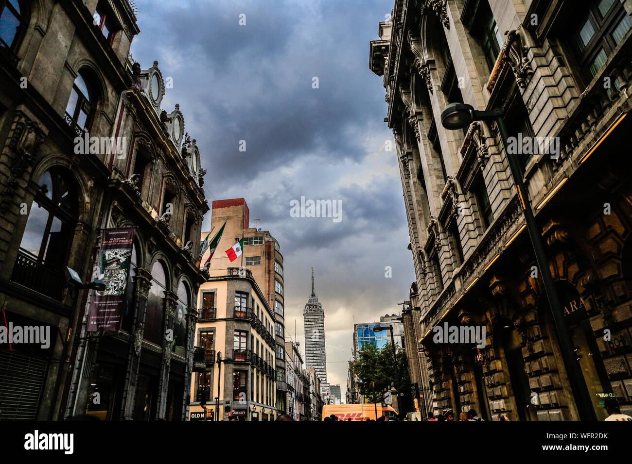 Torre Latinoamericana, Wolkenkratzer in Mexiko Stadt, an der Ecke von Francisco I. Madero Street und die zentrale Achse Lázaro Cárdenas entfernt. Zocalo oder das historische Zentrum. Gesehen gegen Licht und den Sonnenuntergang. Emblematisches Gebäude, elektronisches Lineal, Höhe, Oben, Gebäude, Lateinamerika, Lateinamerika, Architektur. Büros, Aussichtspunkt, Museen und Touristenattraktionen, Latin American Tower © (© Foto: LuisGutierrez/NortePhoto.com) Torre Latinoamericana, Rascacielos de Ciudad de México, ubicado en La Esquina de la calle Francisco I. Madero y el Eje central Lázaro Cárdenas. Zocalo o Centro Histirico. vist Stockfoto