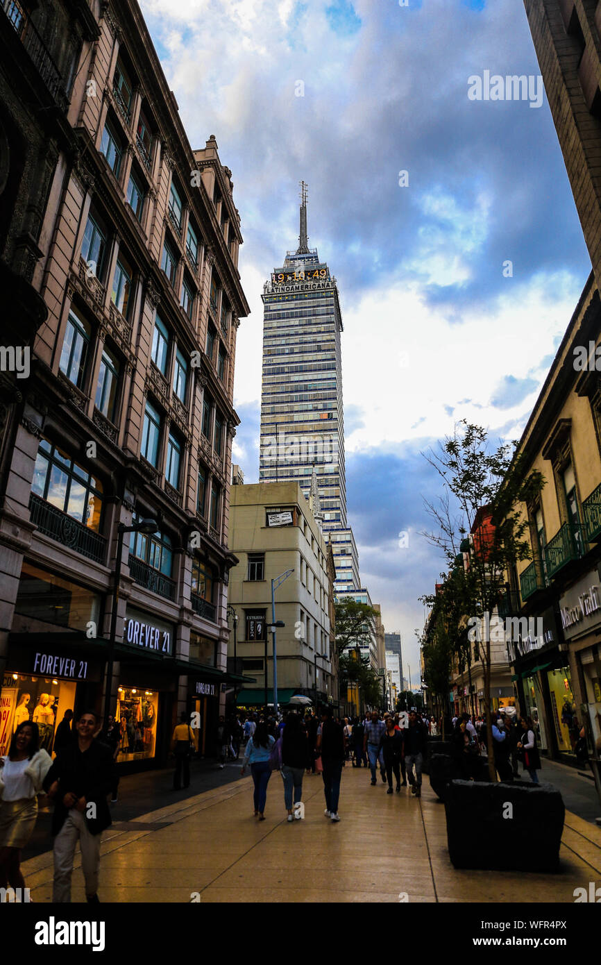 Torre Latinoamericana, Wolkenkratzer in Mexiko Stadt, an der Ecke von Francisco I. Madero Street und die zentrale Achse Lázaro Cárdenas entfernt. Zocalo oder das historische Zentrum. Gesehen gegen Licht und den Sonnenuntergang. Emblematisches Gebäude, elektronisches Lineal, Höhe, Oben, Gebäude, Lateinamerika, Lateinamerika, Architektur. Büros, Aussichtspunkt, Museen und Touristenattraktionen, Latin American Tower © (© Foto: LuisGutierrez/NortePhoto.com) Torre Latinoamericana, Rascacielos de Ciudad de México, ubicado en La Esquina de la calle Francisco I. Madero y el Eje central Lázaro Cárdenas. Zocalo o Centro Histirico. vist Stockfoto