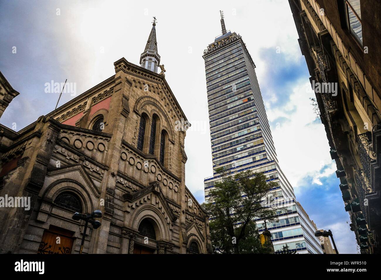 Torre Latinoamericana, Wolkenkratzer in Mexiko Stadt, an der Ecke von Francisco I. Madero Street und die zentrale Achse Lázaro Cárdenas entfernt. Zocalo oder das historische Zentrum. Gesehen gegen Licht und den Sonnenuntergang. Emblematisches Gebäude, elektronisches Lineal, Höhe, Oben, Gebäude, Lateinamerika, Lateinamerika, Architektur. Büros, Aussichtspunkt, Museen und Touristenattraktionen, Latin American Tower © (© Foto: LuisGutierrez/NortePhoto.com) Torre Latinoamericana, Rascacielos de Ciudad de México, ubicado en La Esquina de la calle Francisco I. Madero y el Eje central Lázaro Cárdenas. Zocalo o Centro Histirico. vist Stockfoto