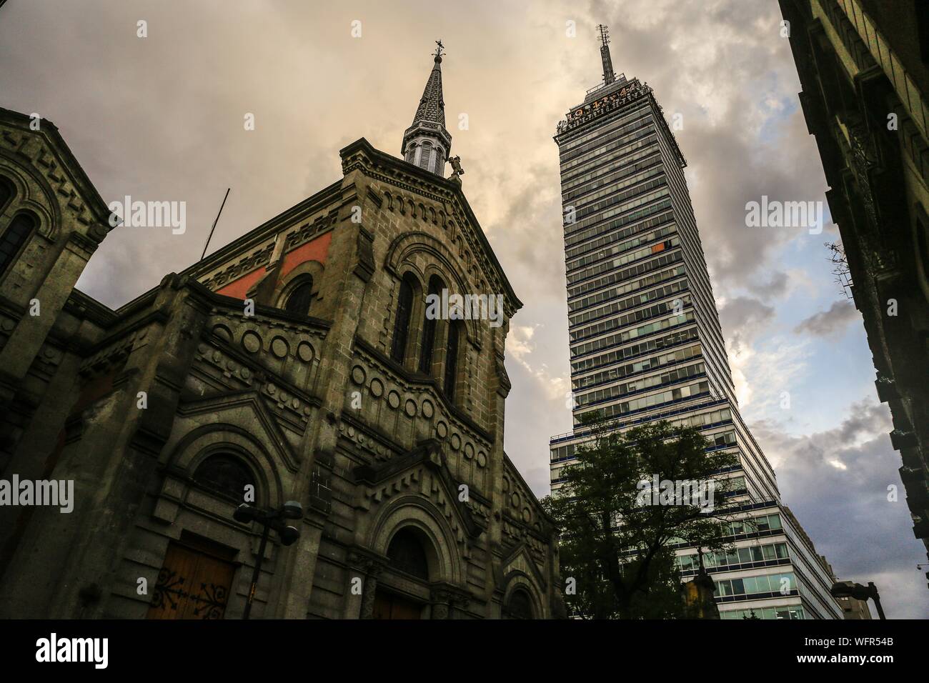 Torre Latinoamericana, Wolkenkratzer in Mexiko Stadt, an der Ecke von Francisco I. Madero Street und die zentrale Achse Lázaro Cárdenas entfernt. Zocalo oder das historische Zentrum. Gesehen gegen Licht und den Sonnenuntergang. Emblematisches Gebäude, elektronisches Lineal, Höhe, Oben, Gebäude, Lateinamerika, Lateinamerika, Architektur. Büros, Aussichtspunkt, Museen und Touristenattraktionen, Latin American Tower © (© Foto: LuisGutierrez/NortePhoto.com) Torre Latinoamericana, Rascacielos de Ciudad de México, ubicado en La Esquina de la calle Francisco I. Madero y el Eje central Lázaro Cárdenas. Zocalo o Centro Histirico. vist Stockfoto