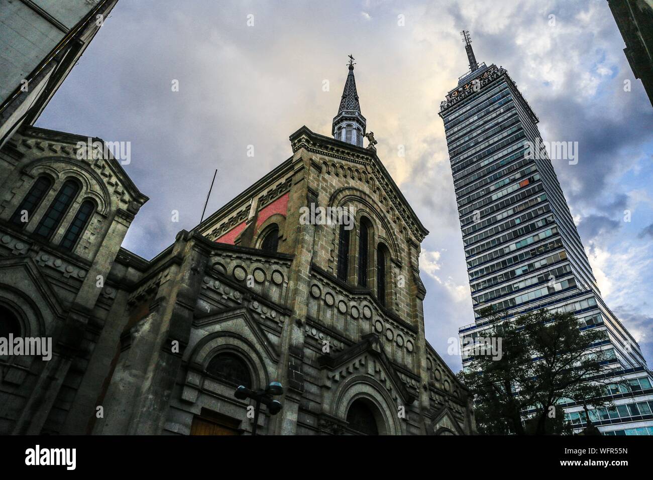 Torre Latinoamericana, Wolkenkratzer in Mexiko Stadt, an der Ecke von Francisco I. Madero Street und die zentrale Achse Lázaro Cárdenas entfernt. Zocalo oder das historische Zentrum. Gesehen gegen Licht und den Sonnenuntergang. Emblematisches Gebäude, elektronisches Lineal, Höhe, Oben, Gebäude, Lateinamerika, Lateinamerika, Architektur. Büros, Aussichtspunkt, Museen und Touristenattraktionen, Latin American Tower © (© Foto: LuisGutierrez/NortePhoto.com) Torre Latinoamericana, Rascacielos de Ciudad de México, ubicado en La Esquina de la calle Francisco I. Madero y el Eje central Lázaro Cárdenas. Zocalo o Centro Histirico. vist Stockfoto