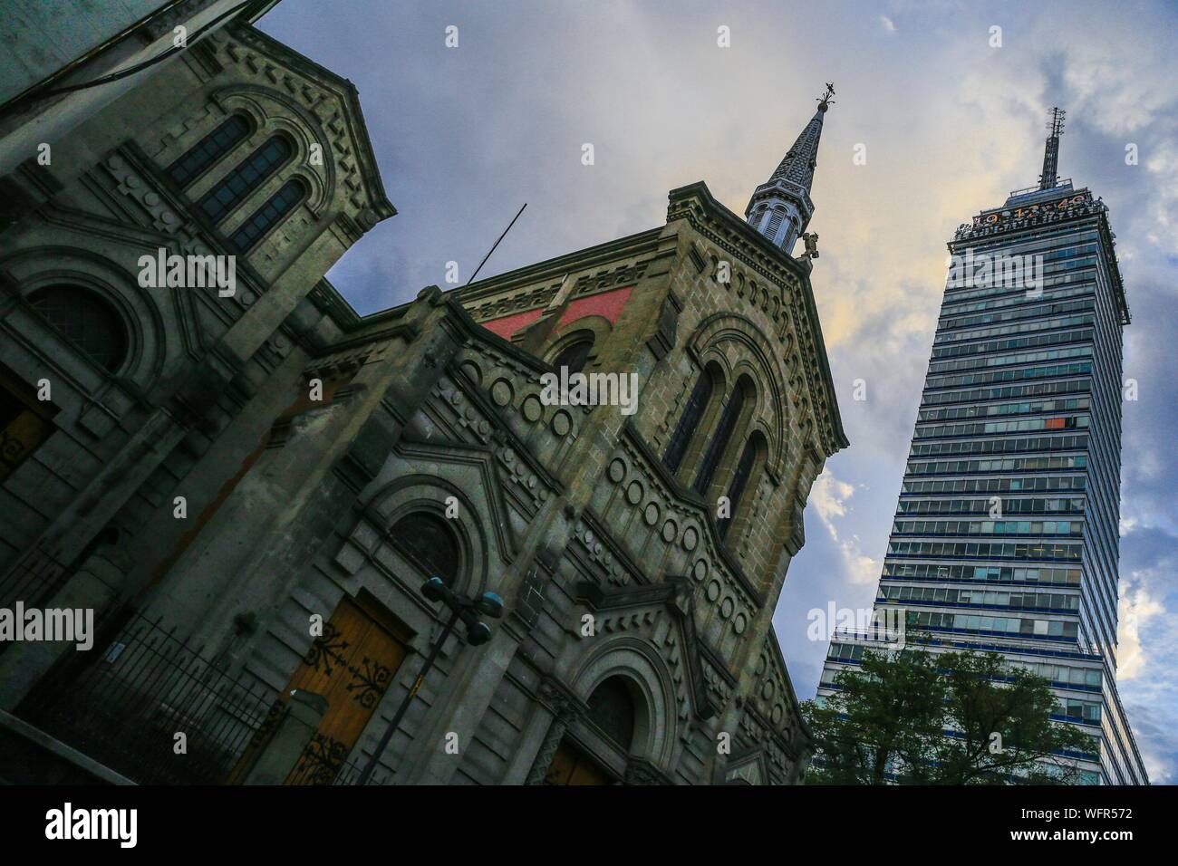 Torre Latinoamericana, Wolkenkratzer in Mexiko Stadt, an der Ecke von Francisco I. Madero Street und die zentrale Achse Lázaro Cárdenas entfernt. Zocalo oder das historische Zentrum. Gesehen gegen Licht und den Sonnenuntergang. Emblematisches Gebäude, elektronisches Lineal, Höhe, Oben, Gebäude, Lateinamerika, Lateinamerika, Architektur. Büros, Aussichtspunkt, Museen und Touristenattraktionen, Latin American Tower © (© Foto: LuisGutierrez/NortePhoto.com) Torre Latinoamericana, Rascacielos de Ciudad de México, ubicado en La Esquina de la calle Francisco I. Madero y el Eje central Lázaro Cárdenas. Zocalo o Centro Histirico. vist Stockfoto