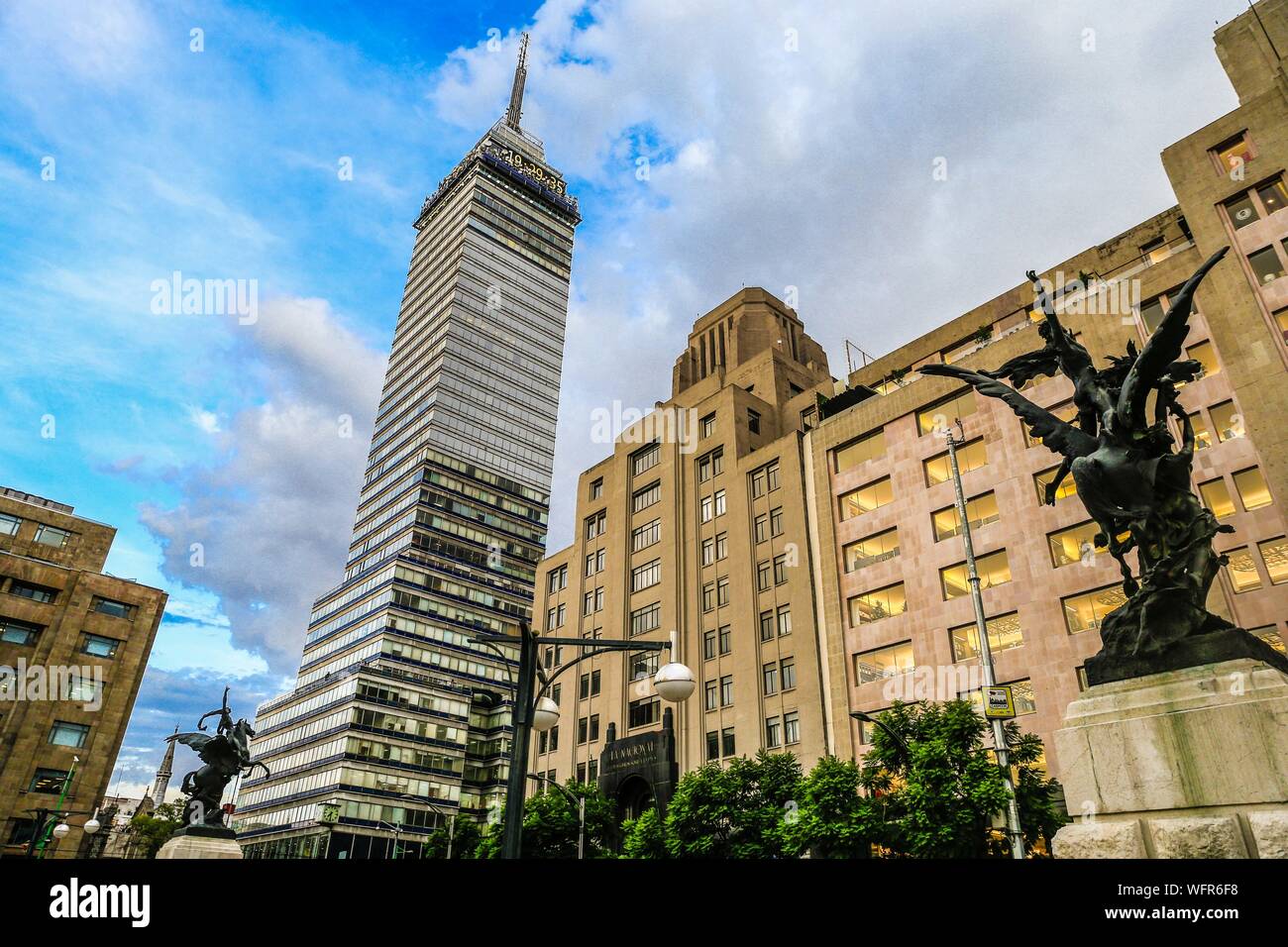 SEARS, Sears. Sears speichern. Torre Latinoamericana, Wolkenkratzer in Mexiko Stadt, an der Ecke von Francisco I. Madero Street und die zentrale Achse Lázaro Cárdenas entfernt. Zocalo oder das historische Zentrum. Gesehen gegen Licht und den Sonnenuntergang. Emblematisches Gebäude, elektronisches Lineal, Höhe, Oben, Gebäude, Lateinamerika, Lateinamerika, Architektur. Büros, Aussichtspunkt, Museen und Touristenattraktionen, Latin American Tower © (© Foto: LuisGutierrez/NortePhoto.com) Torre Latinoamericana, Rascacielos de Ciudad de México, ubicado en La Esquina de la calle Francisco I. Madero y el Eje central Lázaro Cárdenas. Zocal Stockfoto