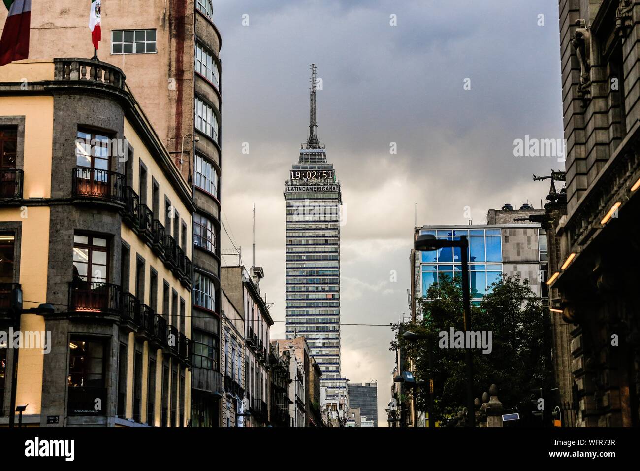 Torre Latinoamericana, Wolkenkratzer in Mexiko Stadt, an der Ecke von Francisco I. Madero Street und die zentrale Achse Lázaro Cárdenas entfernt. Zocalo oder das historische Zentrum. Gesehen gegen Licht und den Sonnenuntergang. Emblematisches Gebäude, elektronisches Lineal, Höhe, Oben, Gebäude, Lateinamerika, Lateinamerika, Architektur. Büros, Aussichtspunkt, Museen und Touristenattraktionen, Latin American Tower © (© Foto: LuisGutierrez/NortePhoto.com) Torre Latinoamericana, Rascacielos de Ciudad de México, ubicado en La Esquina de la calle Francisco I. Madero y el Eje central Lázaro Cárdenas. Zocalo o Centro Histirico. vist Stockfoto