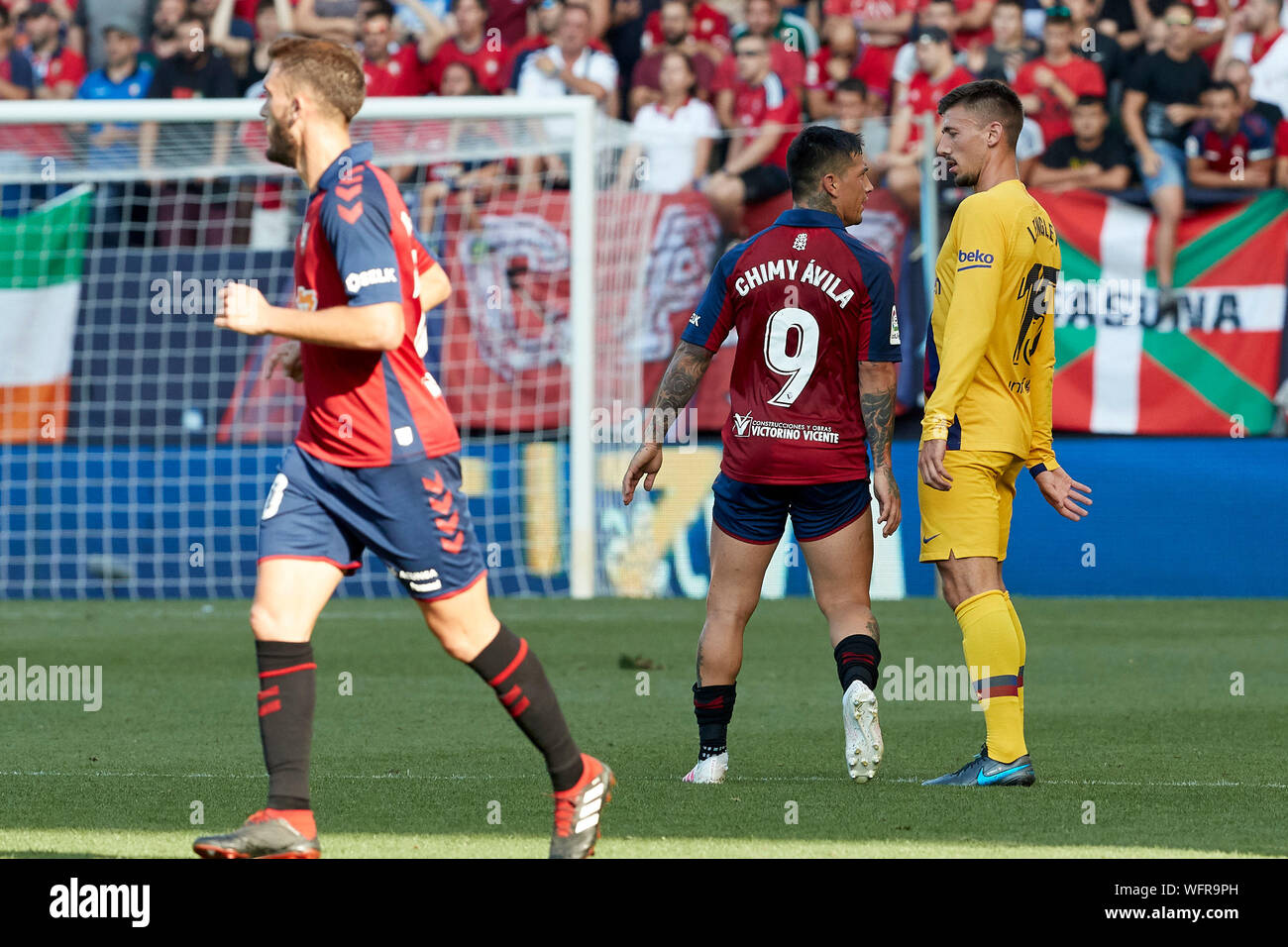 Chimy Avila (vorwärts; CA Osasuna) und Clement Lenglet (Verteidiger; FC Barcelona) in Aktion während der spanischen La Liga Santander, Übereinstimmung zwischen CA Osasuna und FC Barcelona am Sadar Stadion. (Final Score: CA Osasuna 2 - 2 FC Barcelona) Stockfoto