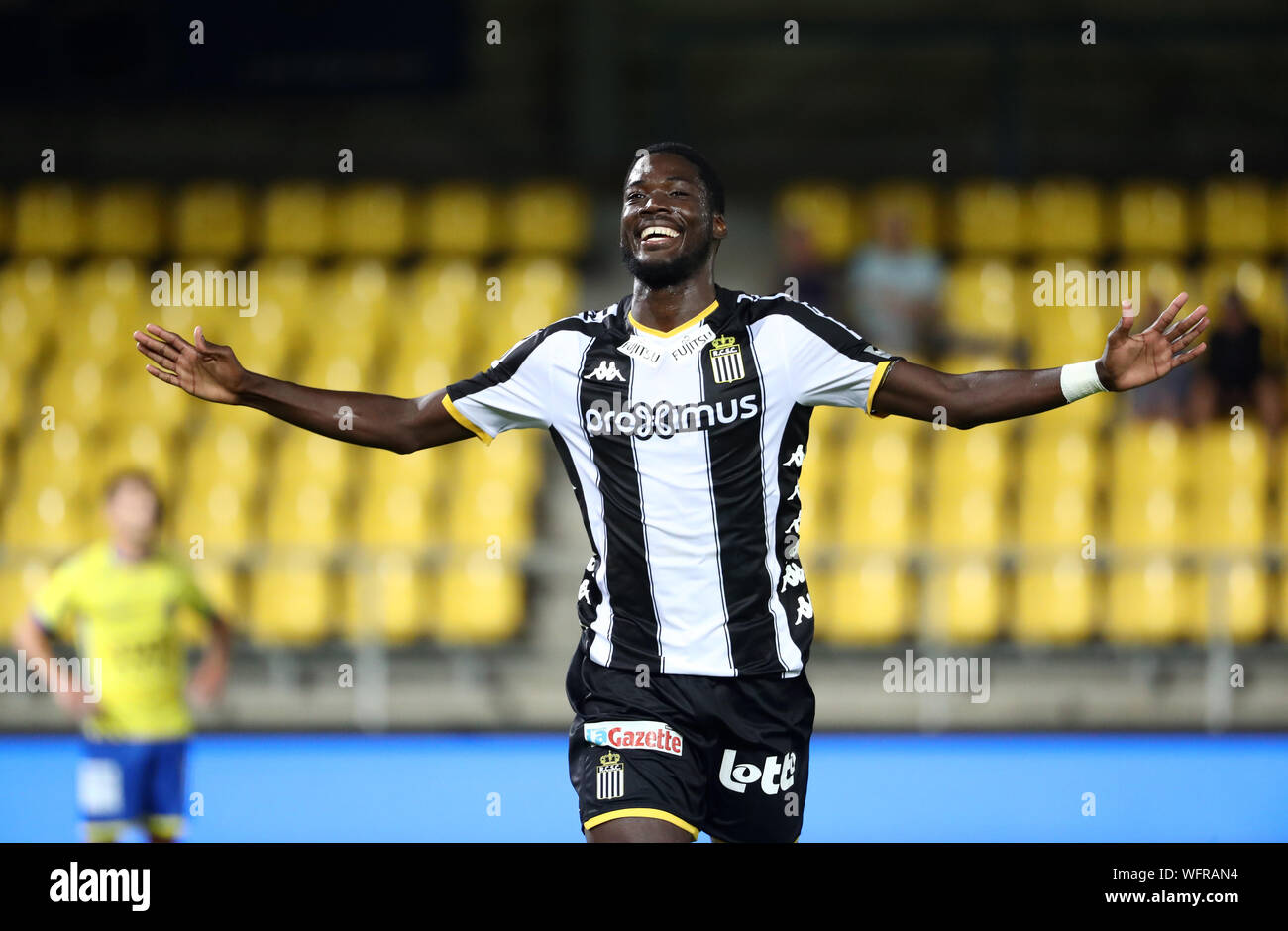 BEVEREN, Belgien - 31. August: Shamar Nicholson von Charleroi feiert, nachdem er ein Ziel der Jupiler Pro League Spieltag 6 zwischen Waasland-Beveren und Sporting Charleroi am 31. August 2019 in Beveren, Belgien. (Foto von Vincent Van Doornick/Credit: Pro Schüsse/Alamy leben Nachrichten Stockfoto