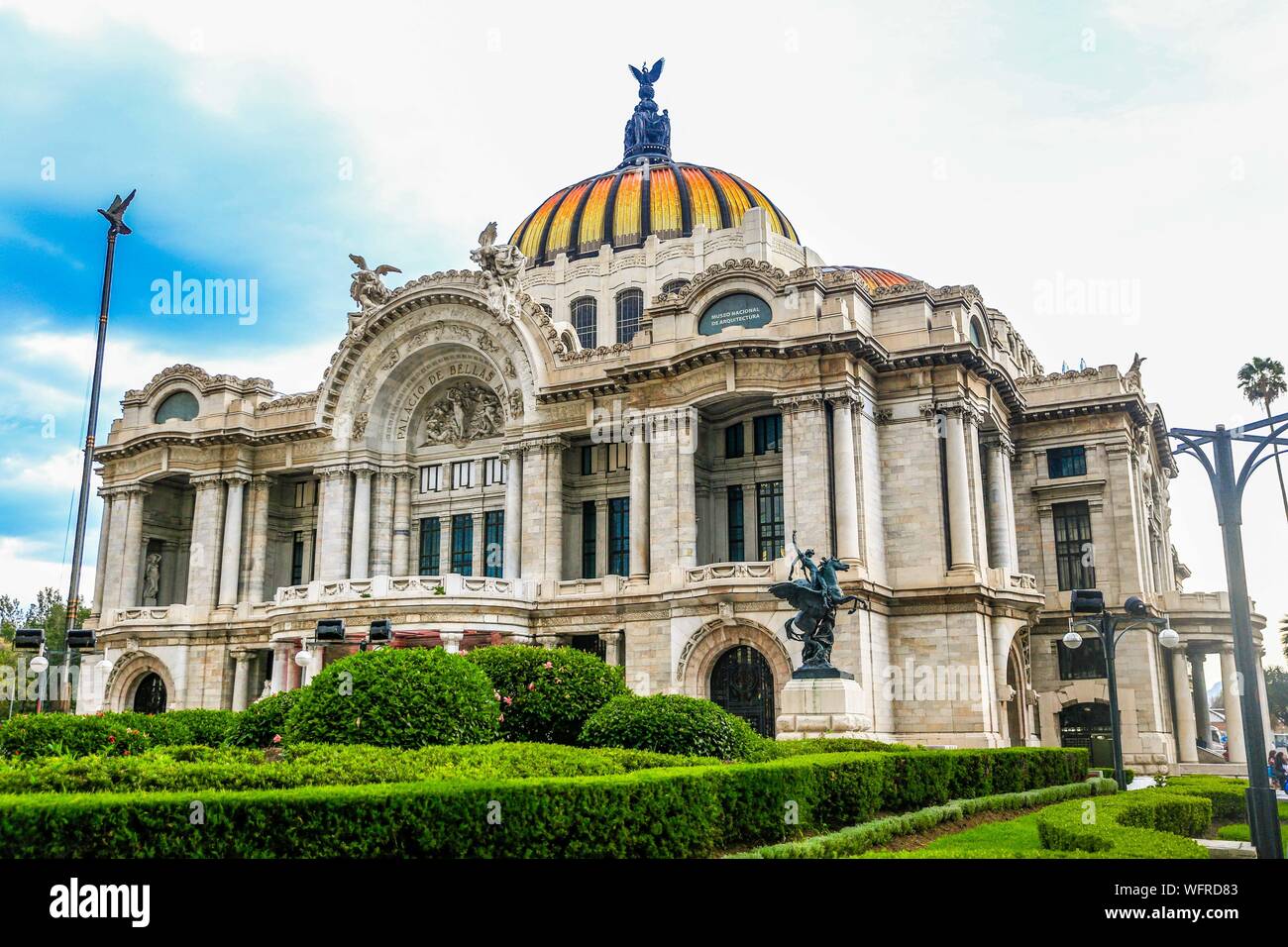 Der Palast der Schönen Künste, kulturelles Zentrum Im historischen Zentrum von Mexico City, als die wichtigsten in der Manifestation der Künste in Mexiko und einer der renommiertesten Opernhäusern der Welt. Marble Architectural Gebäude. Farbe weiß. (Foto: Luis Gutierrez/NortePhoto.com) El Palacio de Bellas Artes, recinto Kulturelle en El Centro Histórico de la Ciudad de México, considerado El más importante en la manifestación de las Artes de México y una de las Casas de Opera más renombradas del Mundo. edificio arquitectonico de Marmol. Farbe Blanco. (Foto: Luis Gutierrez/NortePhoto Stockfoto