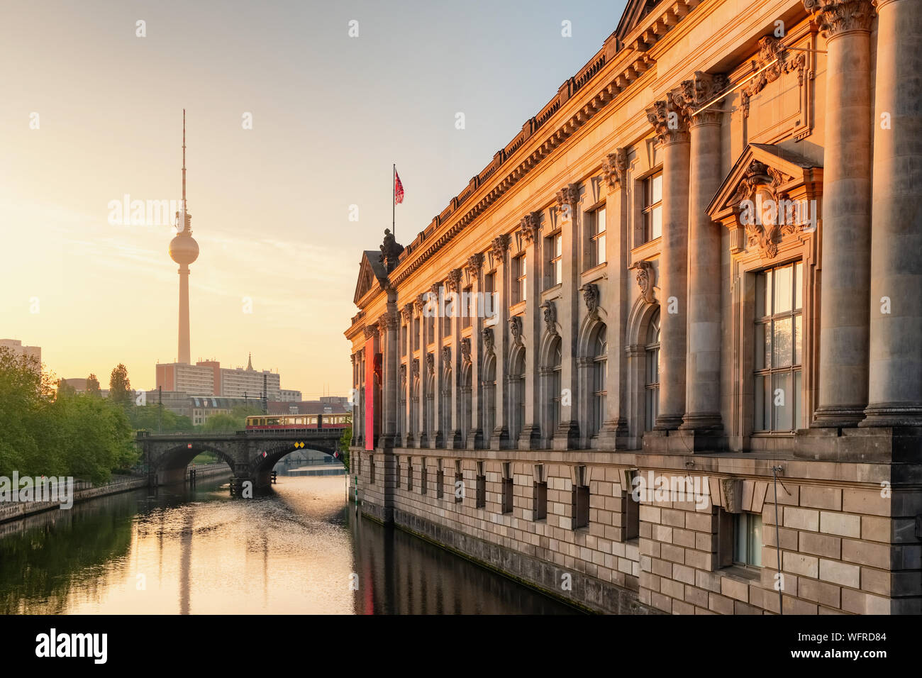 Museum Insel auf Spree und Tower im Hintergrund bei Sonnenaufgang in Berlin Stockfoto