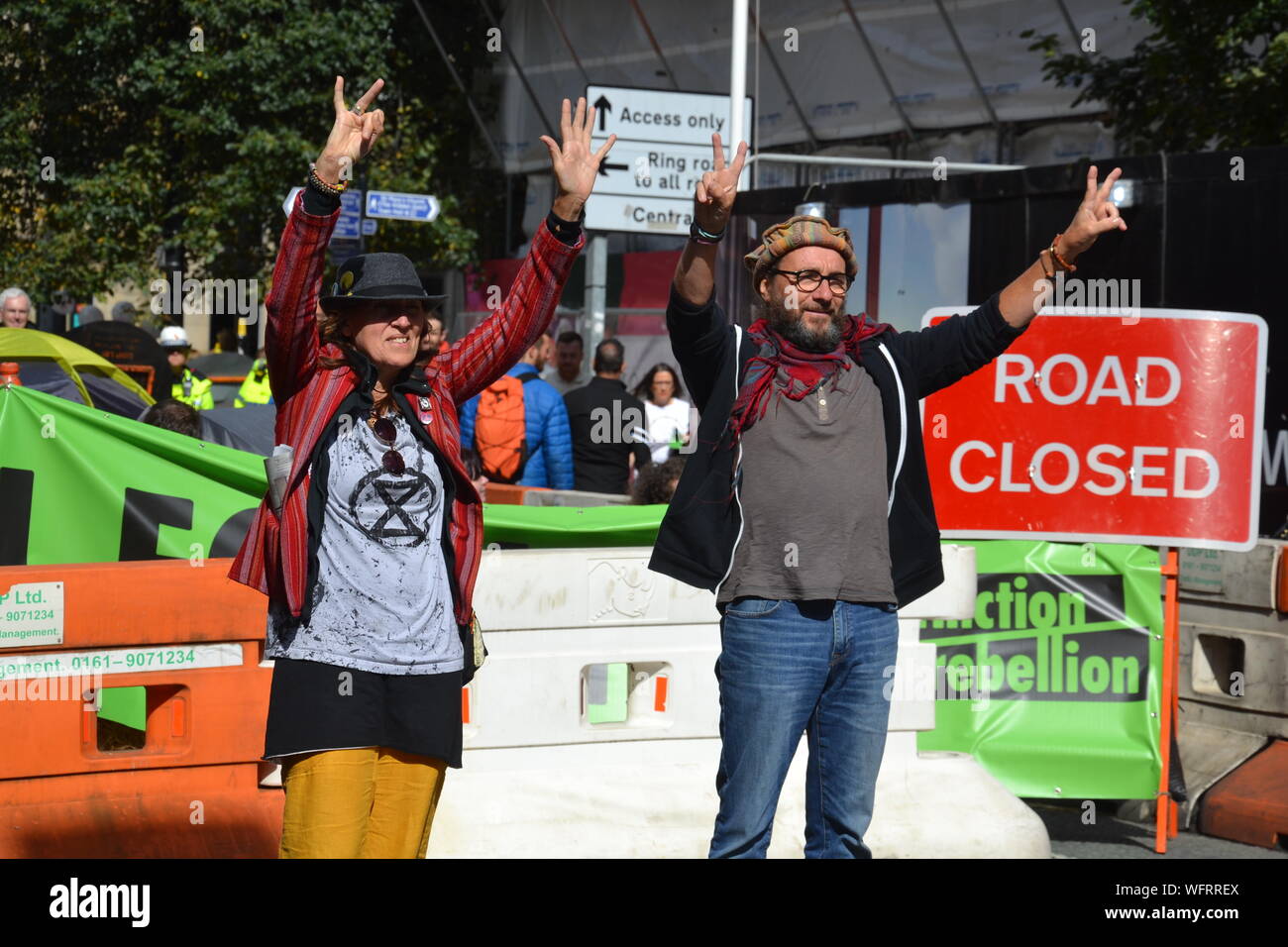 Anhänger der nördlichen Rebellion, Teil der globalen Bewegung Aussterben Rebellion, Antwort auf eine kleine Gruppe von Demonstranten am 31 August, 2019, am zweiten Tag einer 4-Tages aussterben Rebellion protestieren. Die Demonstranten fordern, dass die Regierung sagt die Wahrheit über das Klima in Notfällen, Maßnahmen jetzt und wird von einem Bürger Montage zum Klimawandel geführt. Stockfoto