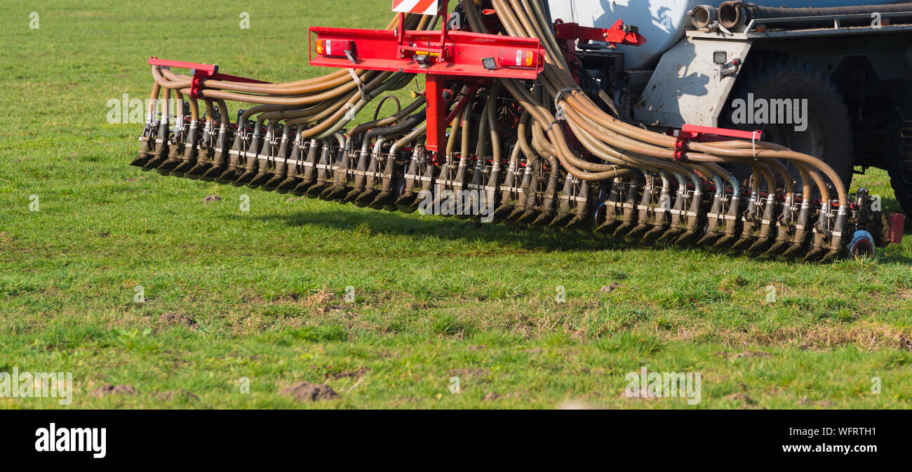 Nahaufnahme eines Gülle Einspritzdüse Düngung eine Wiese Stockfoto