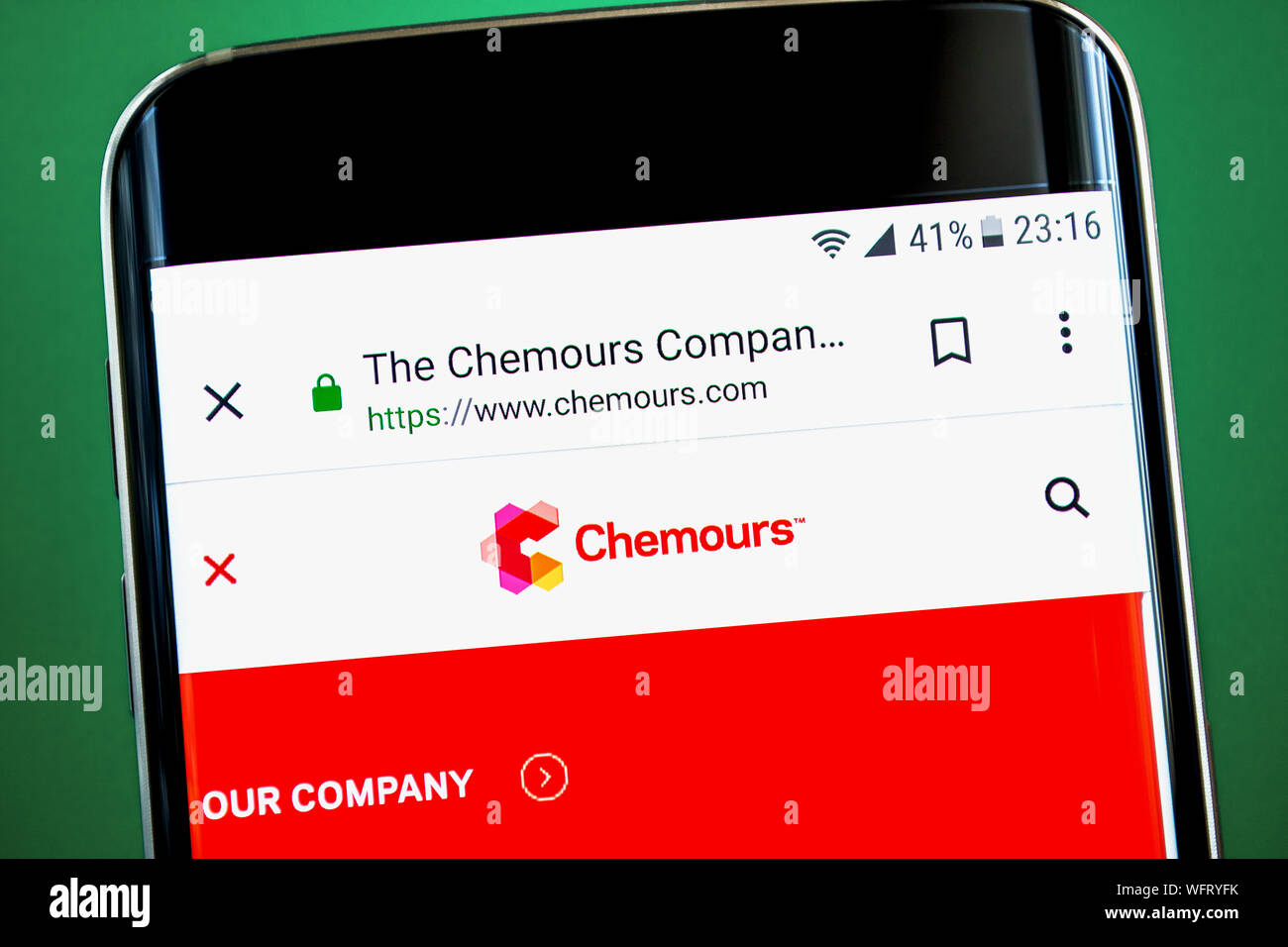 Berdyansk, Ukraine - 1. Juli 2019: Illustrative Editorial, Chemours Website Homepage. Chemours Logo sichtbar auf dem Bildschirm des Telefons. Stockfoto