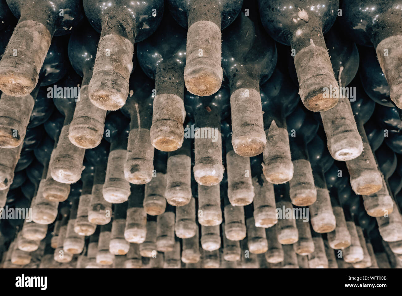 Wein Flaschen bis in alten Weinkeller in der Nähe gestapelt - Hintergrund Stockfoto