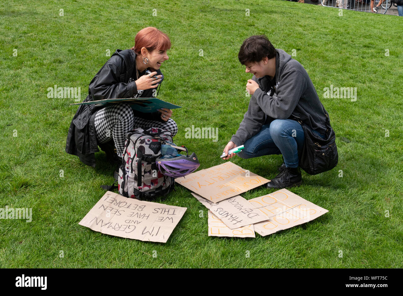 Die Coop (Coup) protestieren - Manchester zu stoppen. Eine Masse von etwa 4 - 500 Pro-EU-remainers versammelte sich am Dom Grün im Stadtzentrum von Manchester gegen Boris Johnson proroguing Parlament und seine Drohung eines "No Deal" Brexit zu protestieren. Eine kleine Gruppe von remainers protestierten in der Nähe von einer Reihe Polizisten getrennt. Gelbe weste Mitkämpfer James Goddard kam und ging auf die remainers Angabe seiner Absicht für das Parlament bei künftigen Wahlen zu stehen. Stockfoto