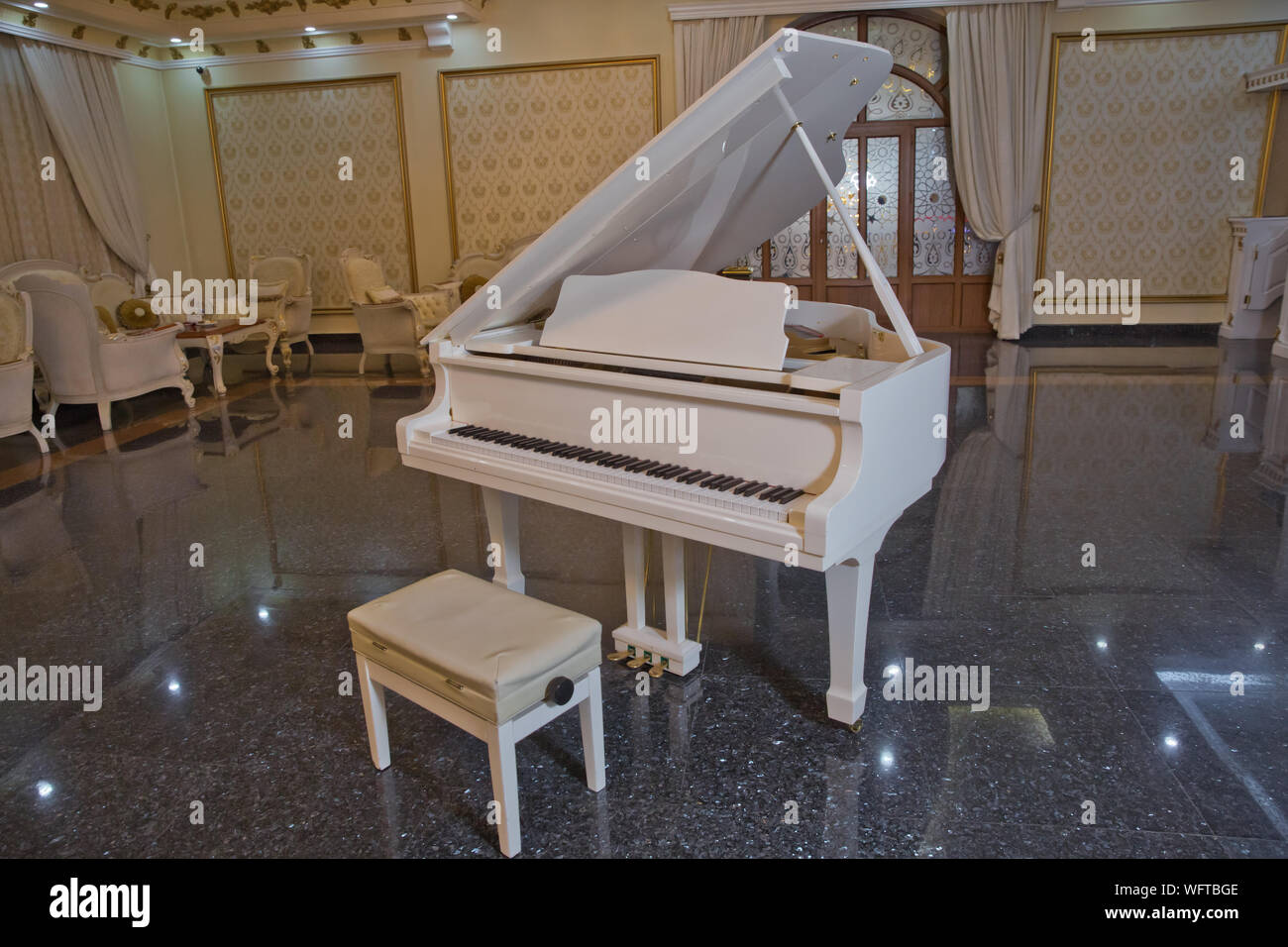 Feder piano Dekor. weißes Klavier und Stuhl. weißes Klavier in der Halle.  Piano Conner für Entspannung und Musik abspielen können Stockfotografie -  Alamy