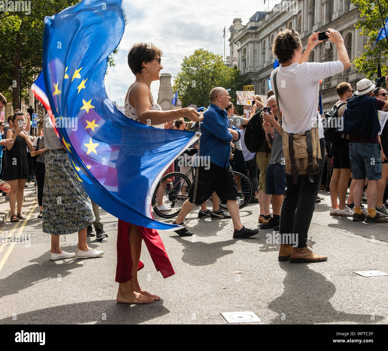 31.Aug 2019 - London, UK. Eine Anti-Brexit Demonstranten schwenkten die Flagge der Europäischen Union außerhalb der Downing Street im Whitehall. Stockfoto