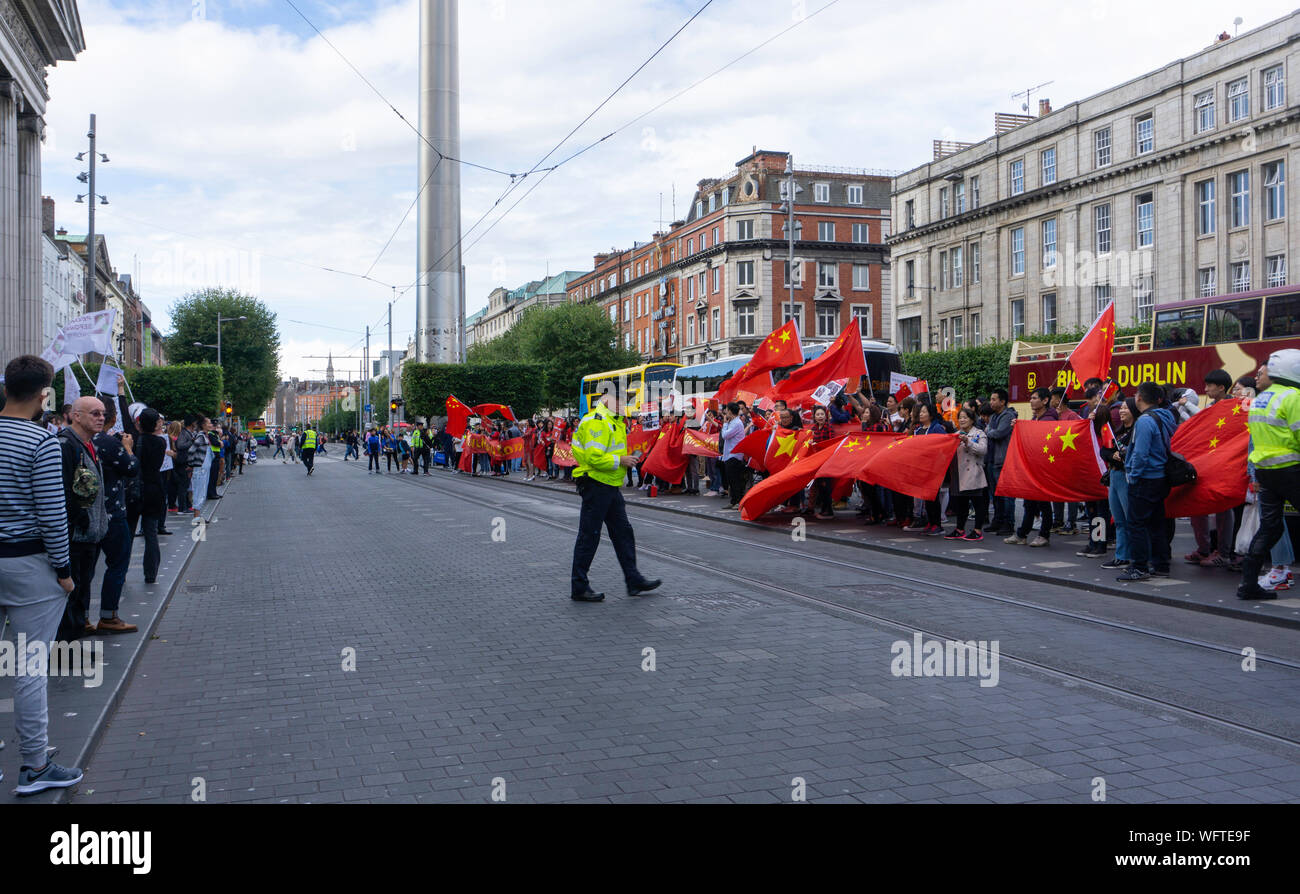 Pro chinesischen Anhängern der Regierung konfrontieren pro Hongkong Demokratie Protesters in Dublin gegenüber vom General Post Office. Stockfoto