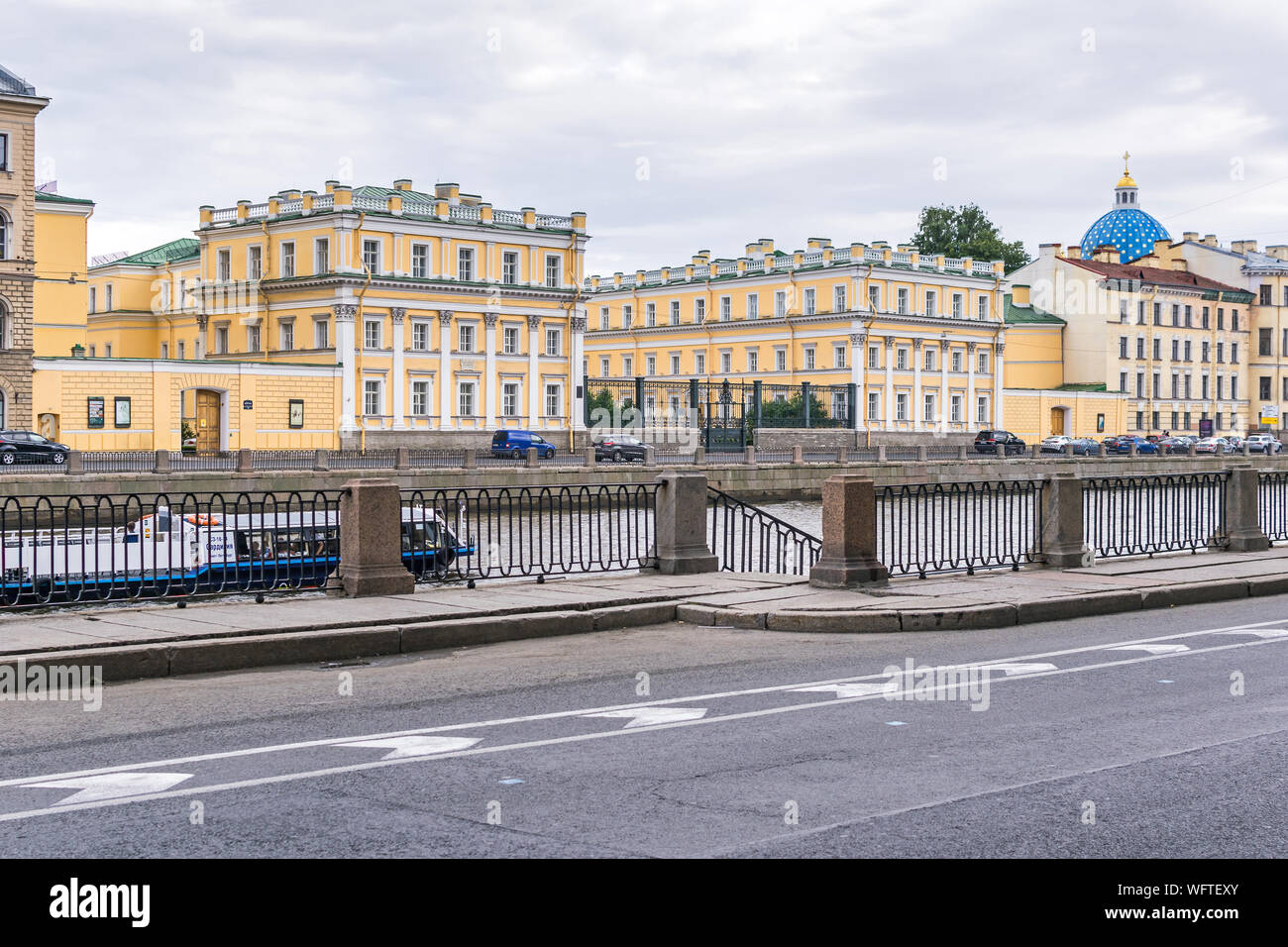 Sankt Petersburg, Russland - 2. August 2019: Fontanka mit touristischen Boot, Bahndamm mit Derzhavin Palast mit Museum der Derzhavin und Kuppel Stockfoto
