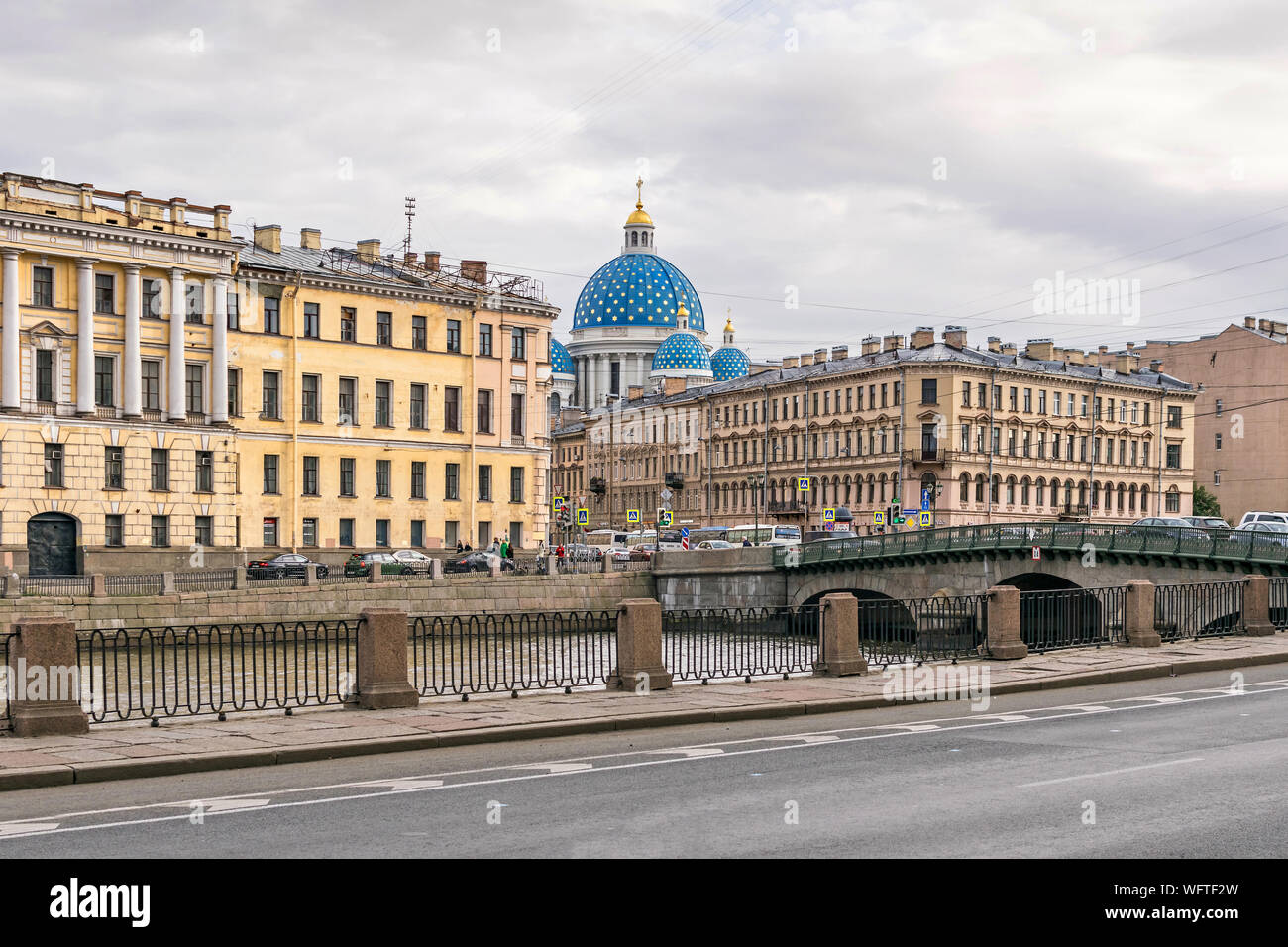 Sankt Petersburg, Russland - 2. August 2019: Fontanka mit Izmailovsky Brücke, eine von sieben Kettenaufhängung Brücken über die gebaut Stockfoto