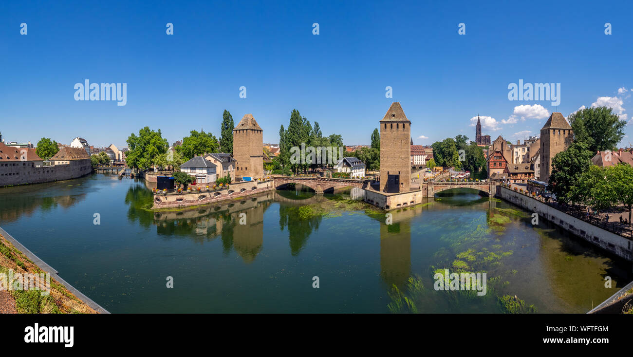 Straßburg, Frankreich - Juli 2,2018 - Panoramablick auf die mittelalterlichen Türme der Ponts Couverts in Straßburg. Straßburg ist die größte Stadt in Franken Elsass Stockfoto