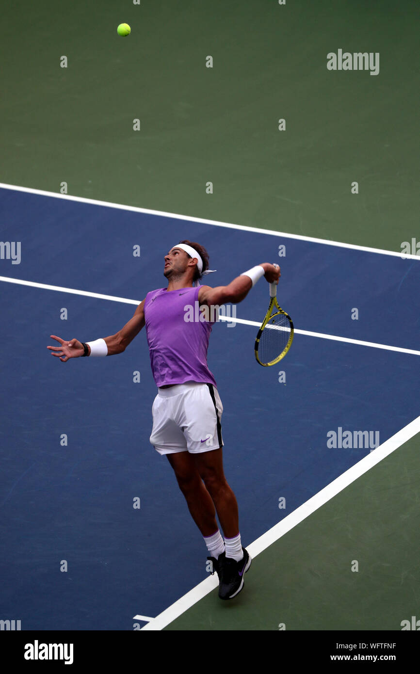 New York, Vereinigte Staaten. 31 Aug, 2019. Flushing Meadows, New York, USA. August 31, 2019. Nummer 2 Samen, Rafael Nadal aus Spanien in Aktion gegen Hyeon Chung von Morea während ihrer dritten Runde bei den US Open in Flushing Meadows, New York. Nadal gewann das Match in zwei Sätzen. Quelle: Adam Stoltman/Alamy leben Nachrichten Stockfoto