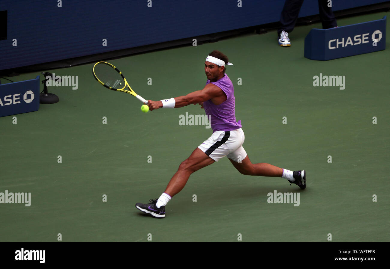 New York, Vereinigte Staaten. 31 Aug, 2019. Flushing Meadows, New York, USA. August 31, 2019. Nummer 2 Samen, Rafael Nadal aus Spanien in Aktion gegen Hyeon Chung von Morea während ihrer dritten Runde bei den US Open in Flushing Meadows, New York. Nadal gewann das Match in zwei Sätzen. Quelle: Adam Stoltman/Alamy leben Nachrichten Stockfoto