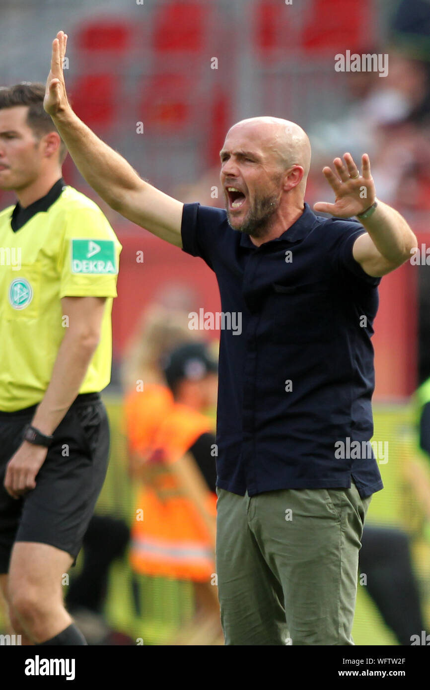 Head Coach Alfred Schreuder von TSG 1899 Hoffenheim reagiert während dem Bundesligaspiel zwischen Bayer 04 Leverkusen und TSG 1899 Hoffenheim im Bay Arena. (Endstand; Bayer 0:0 TSG 1899 Hoffenheim) Stockfoto