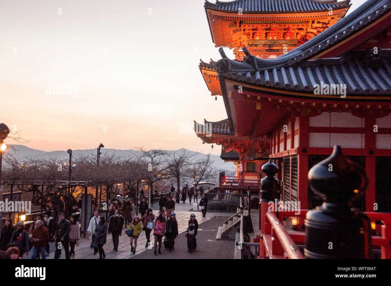Besonderer Abend der Beleuchtung im Kiyomizdera-Tempel in Kyoto, Japan. Stockfoto