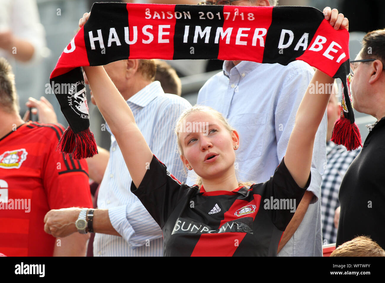 Bayer 04 Leverkusen Fan während dem Bundesligaspiel zwischen Bayer 04 Leverkusen und TSG 1899 Hoffenheim im Bay Arena gesehen. (Endstand; Bayer 0:0 TSG 1899 Hoffenheim) Stockfoto