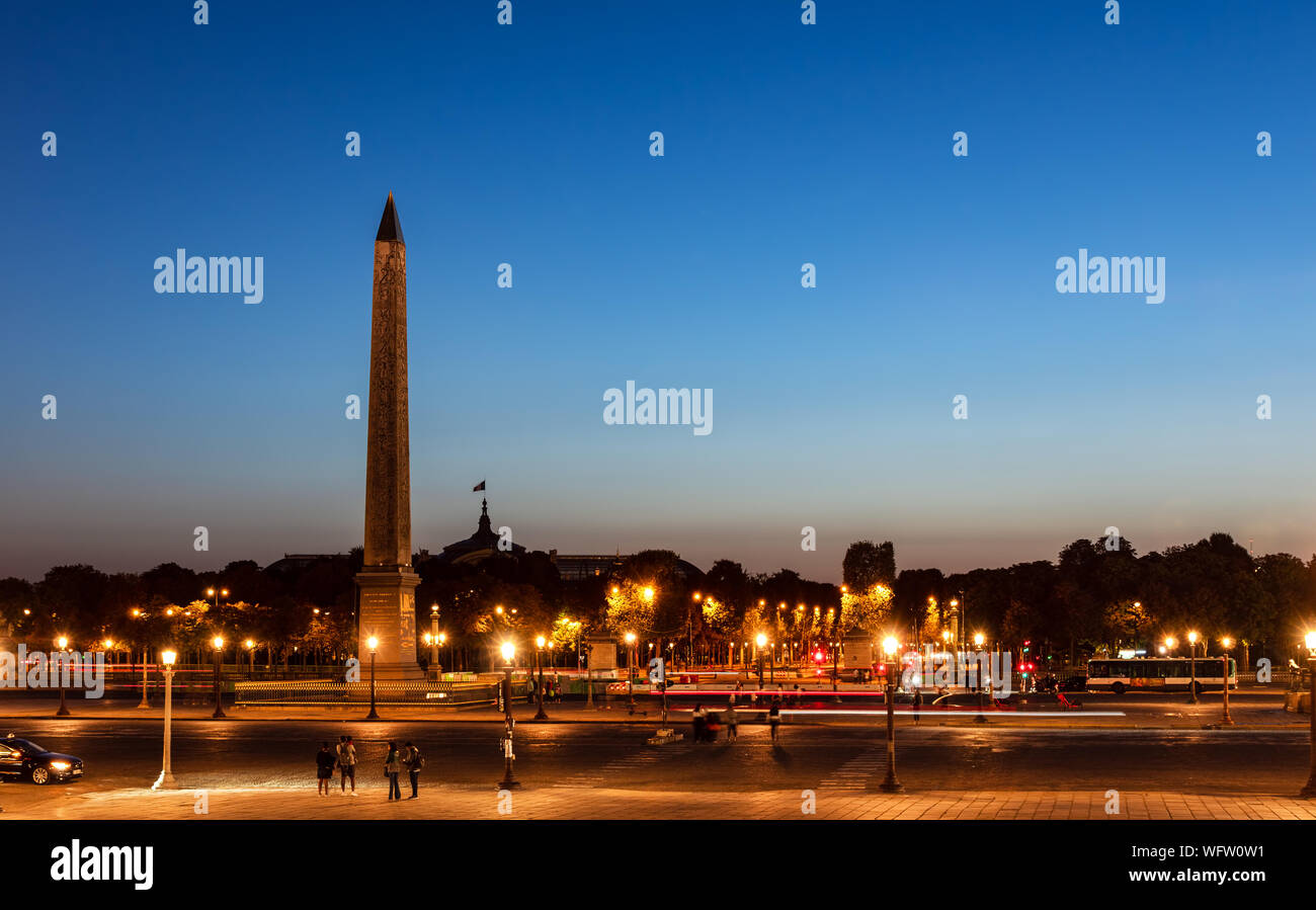 Place de la Concorde und Obelisk von Luxor bei Nacht - Paris, Frankreich Stockfoto