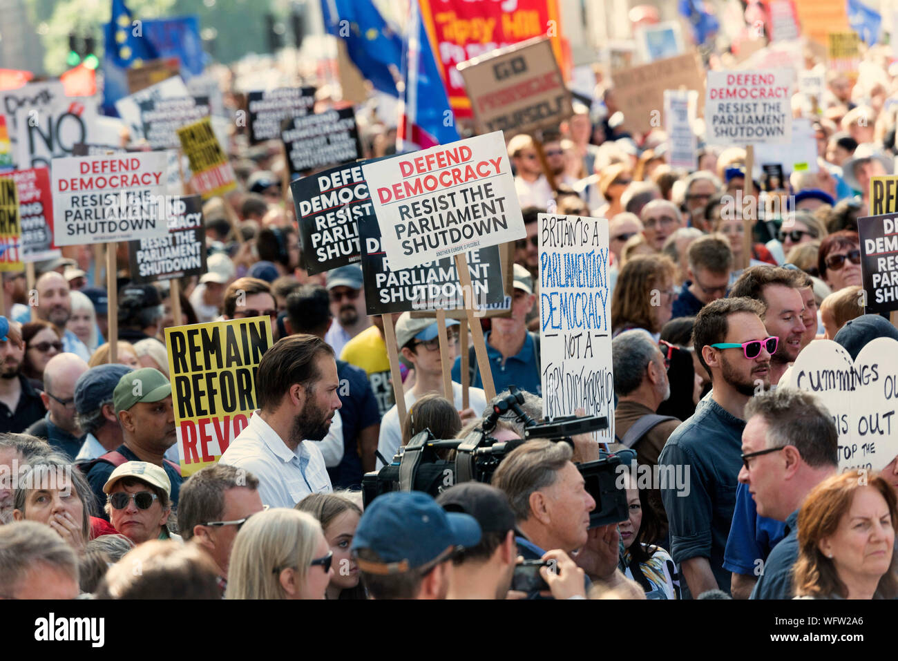 London, Großbritannien. 31 Aug, 2019. Demonstranten nehmen teil an einer Demonstration vor dem Parlament in London, Großbritannien, am 12.08.31., 2019. Tausende von Demonstranten haben am Samstag auf den Straßen in ganz Deutschland aus Protest gegen die britische Premierminister Boris Johnson die Entscheidung des Parlaments zu suspendieren. Quelle: Xinhua/Alamy leben Nachrichten Stockfoto