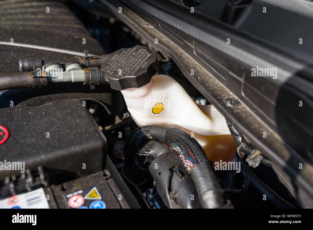 Ausgleichsbehälter Bremsflüssigkeit im Motorraum. Stockfoto