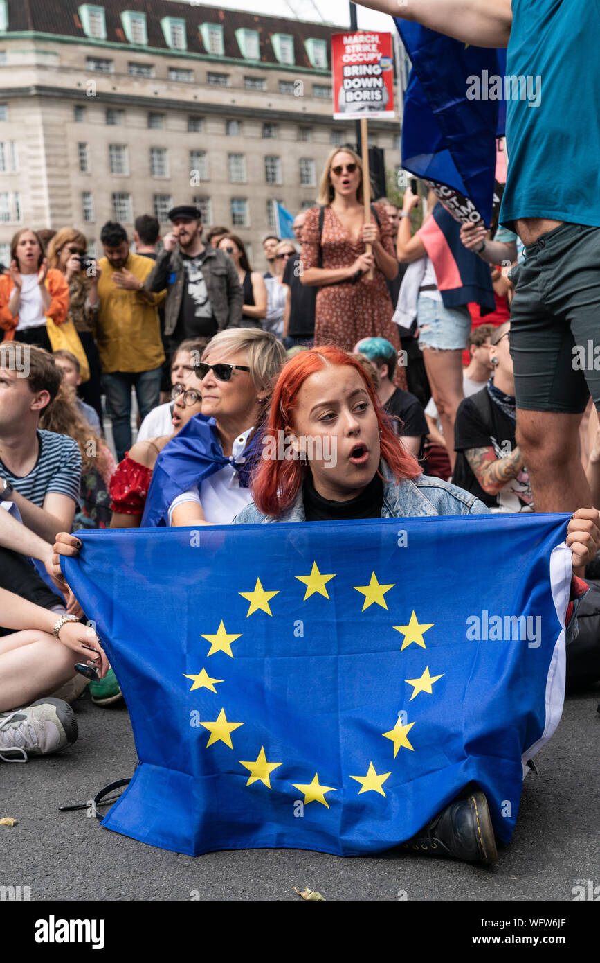 31.Aug 2019 - London, UK. Eine Anti-Brexit Demonstrant hält Fahne der Europäischen Union Während die Straße blockieren. Stockfoto