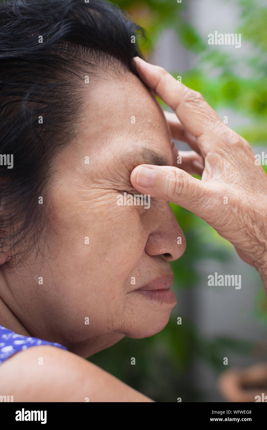Seitenansicht der Frau leidet unter Kopfschmerzen. Stockfoto