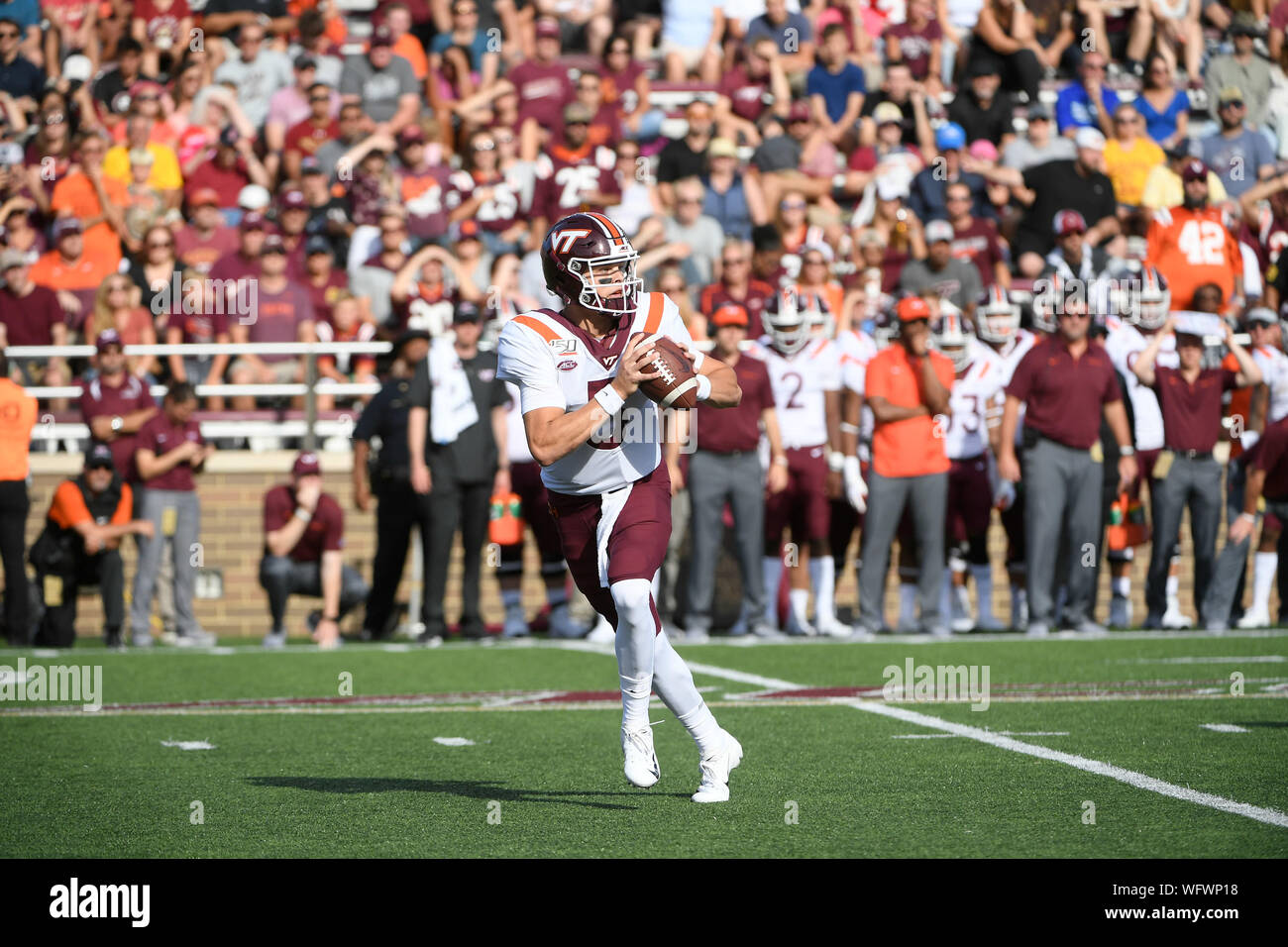 31. August 2019: Virginia Tech Hokies Quarterback Ryan Willis (5) zurück, während der NCAA Division 1 Spiel zwischen der Virginia Tech Hokies und der Boston College Eagles unter Alumni Stadium in Chestnut Hill, Mass Eric Canha/CSM gehalten zu Pass Stockfoto