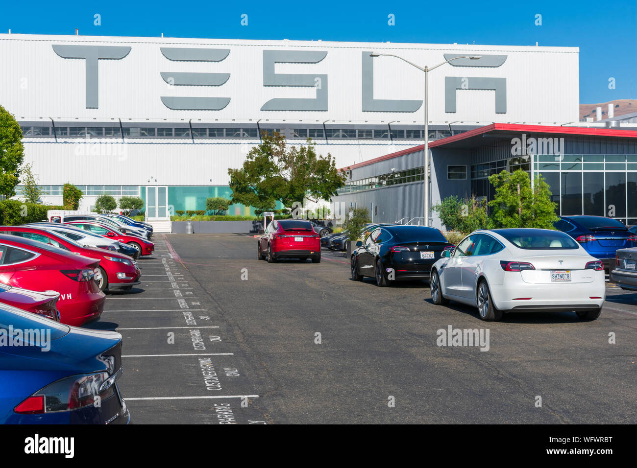 Tesla Logo auf der Außenwand der Tesla-werk, Automobilherstellung in Silicon Valley Stockfoto