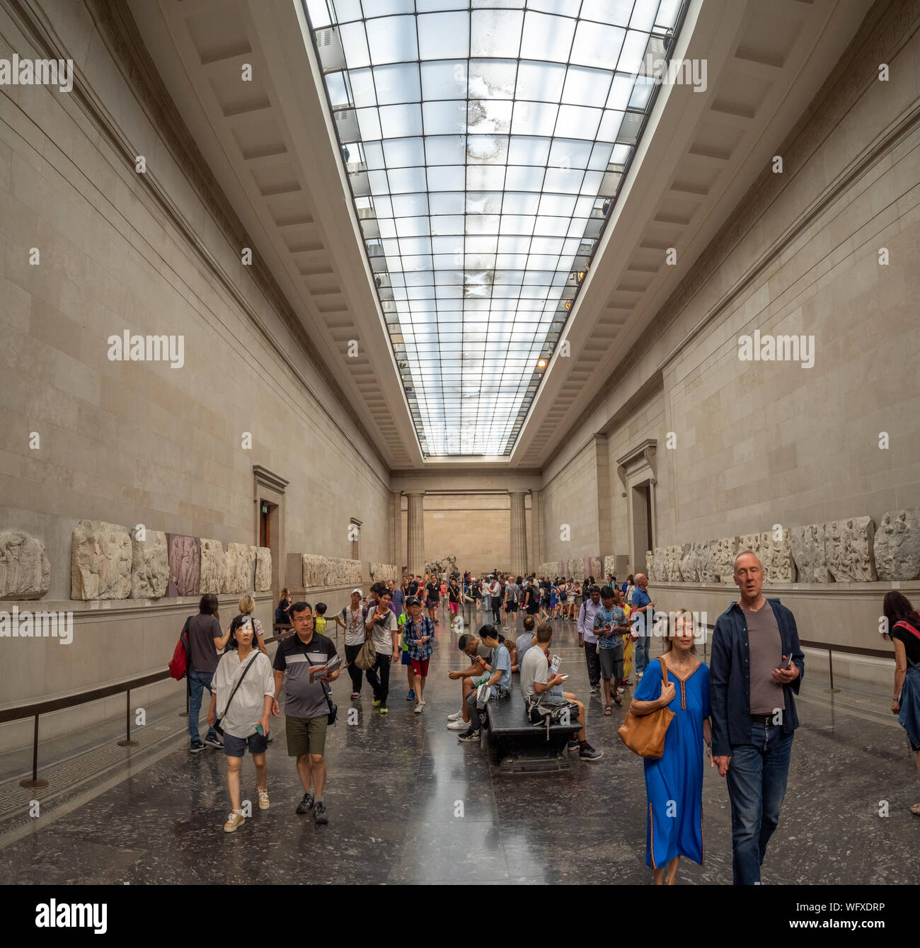 London, England - August 4, 2018: Unbekannter Besucher in der Halle mit Marmor von der Akropolis in Griechenland oder in Elgin Marmor im British Museum. Stockfoto