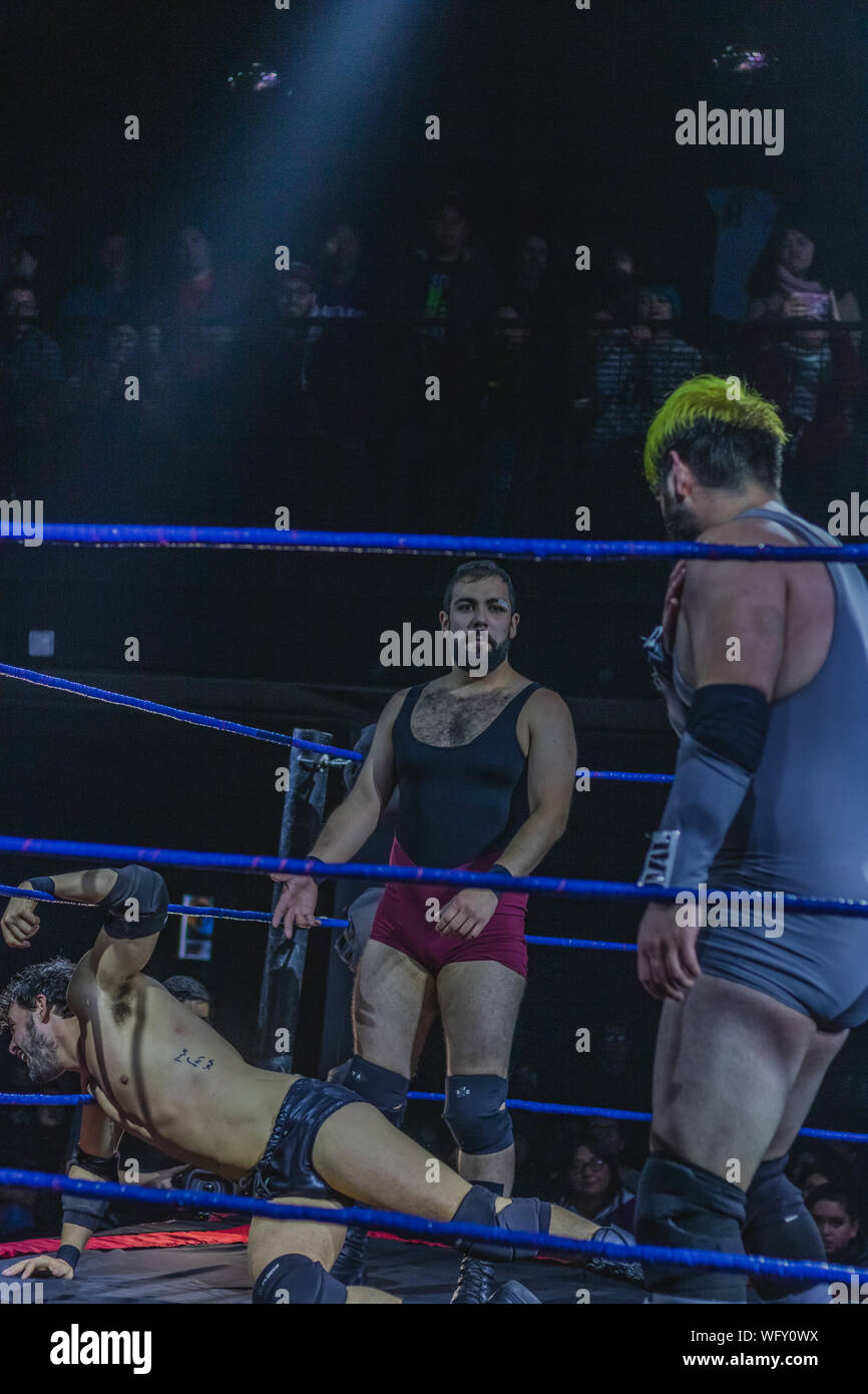 CHILE wrestling CNL. Campeonato Nacional de Lucha Libre. Luchadores Profesionales Chilenos. En el Ring vemos con el cabello Verde eine vegane, El Mesías Vengano ein valentín Bravo y en el suelo ein Ariel Levy. Stockfoto