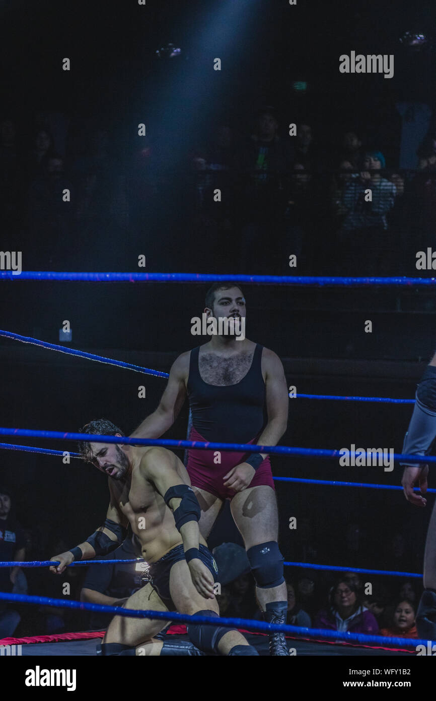 CHILE wrestling CNL. Campeonato Nacional de Lucha Libre. Ariel Levy Luchador Profesional y Schauspieler Chileno sometido en el cuadrilatero por su oponente. Stockfoto