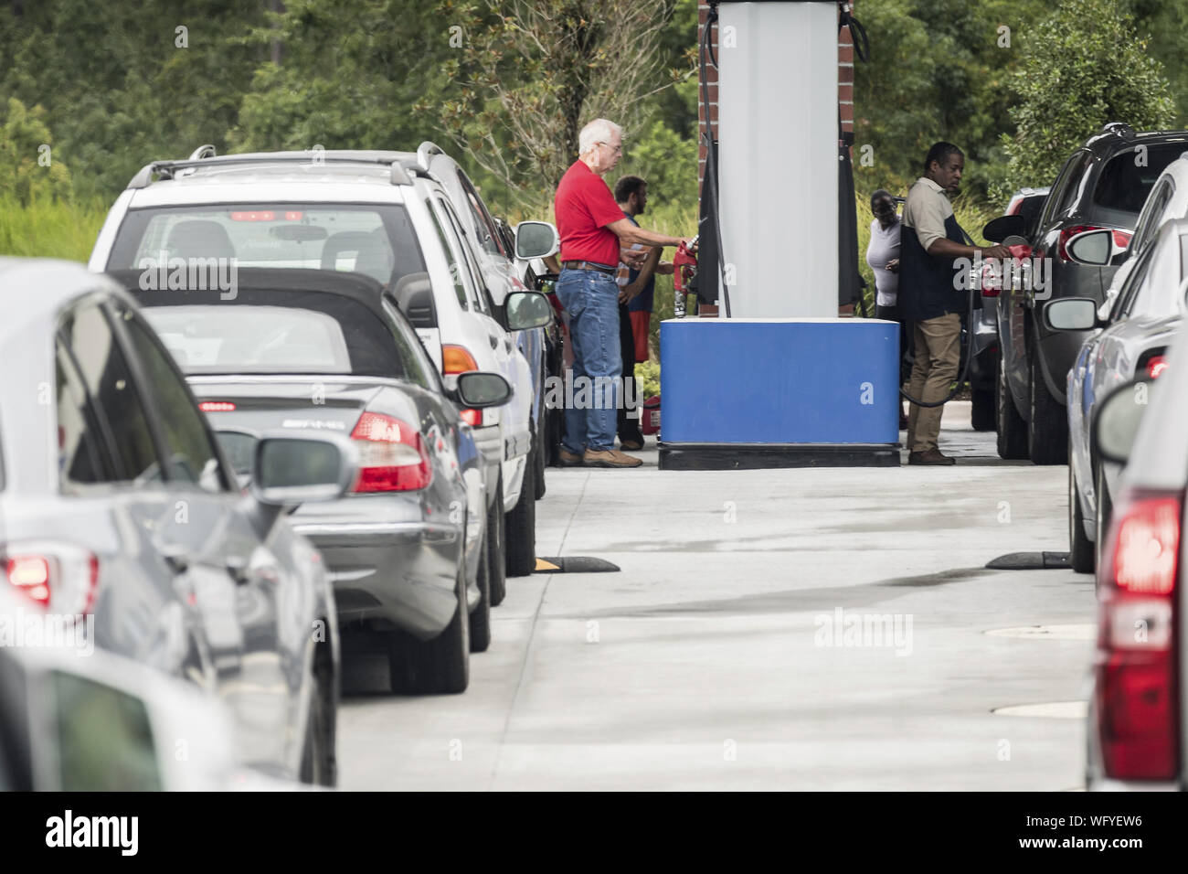 USA. 31 Aug, 2019. Autos Line up an einer Tankstelle in Vorbereitung für Hurrikan Dorian am Samstag, August 31, 2019 in Mount Pleasant, South Carolina füllen. Die Kategorie 4 Sturm wird erwartet, die Bahamas zu schlagen und dann in den Norden entlang der östlichen Meeresküste. Quelle: UPI/Alamy leben Nachrichten Stockfoto